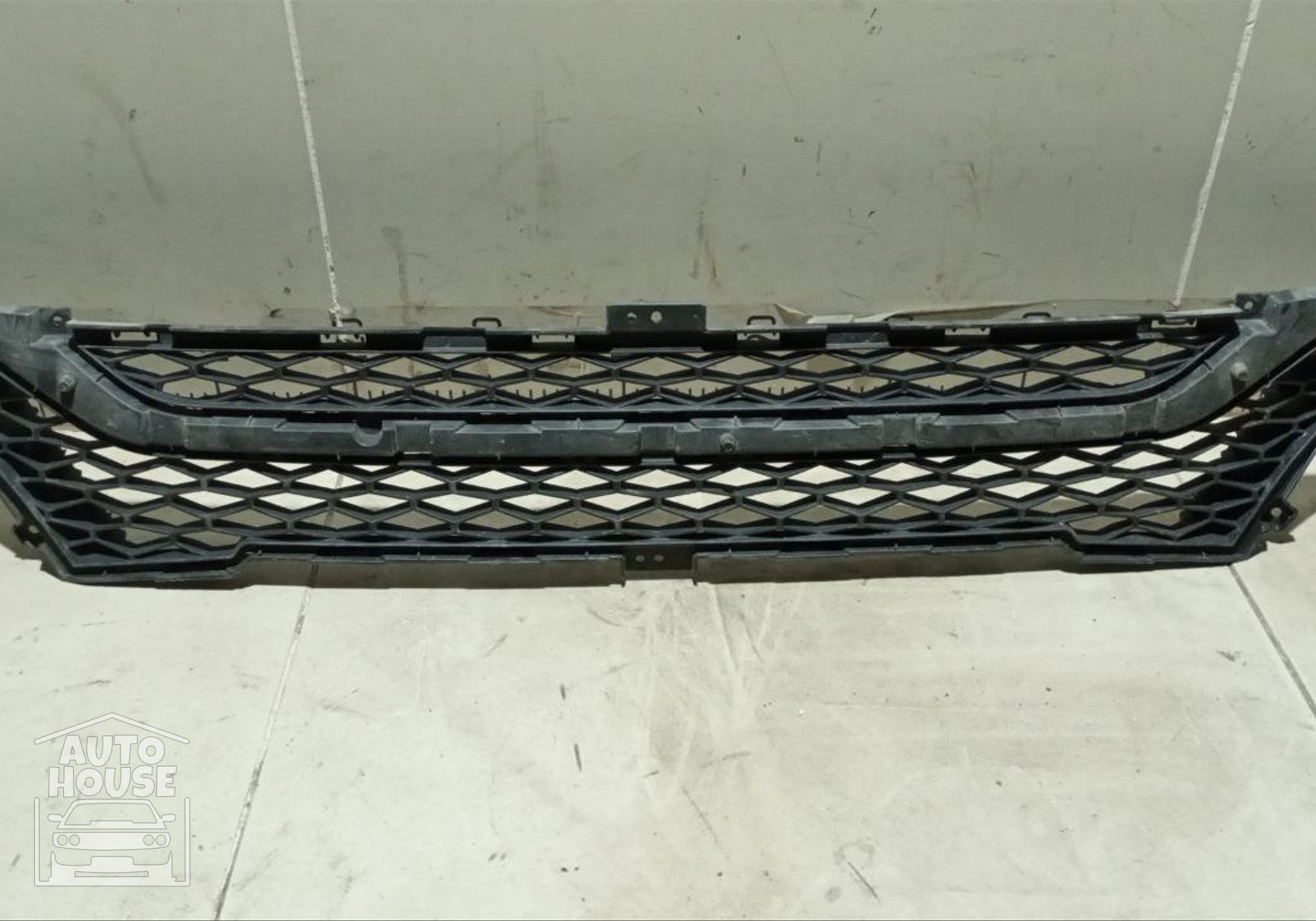 8450031001 Решетка в бампер центральная для Lada Vesta (с 2015)