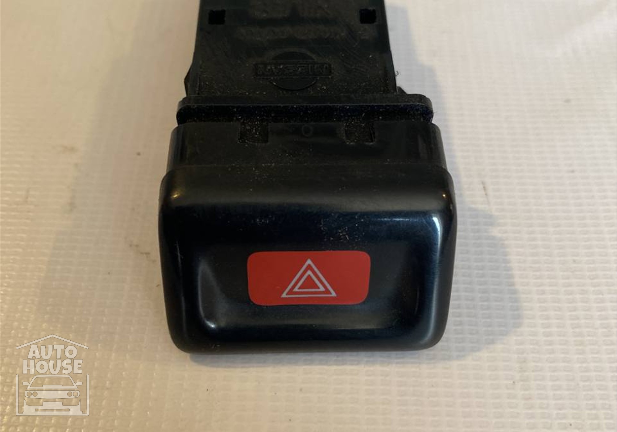 Кнопка аварийной сигнализации для Nissan Maxima A32 (с 1995 по 2000)