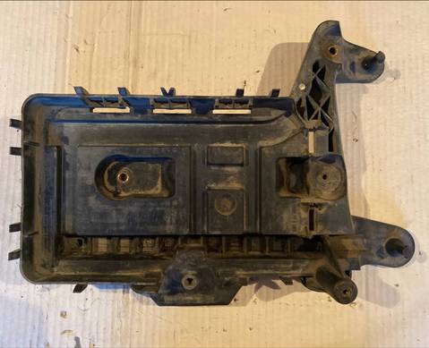 1K0915333C Крепление аккумулятора (корпус/подставка) нижняя часть для Volkswagen Passat B6 (с 2005 по 2011)