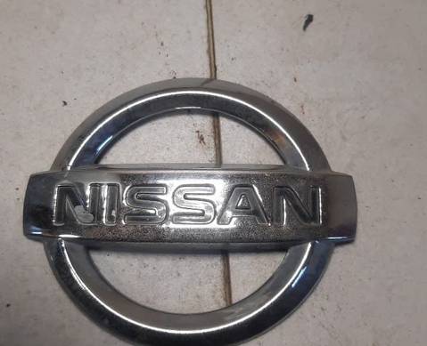 90890AU400 Эмблема крышки багажника для Nissan Note I (с 2006 по 2013)