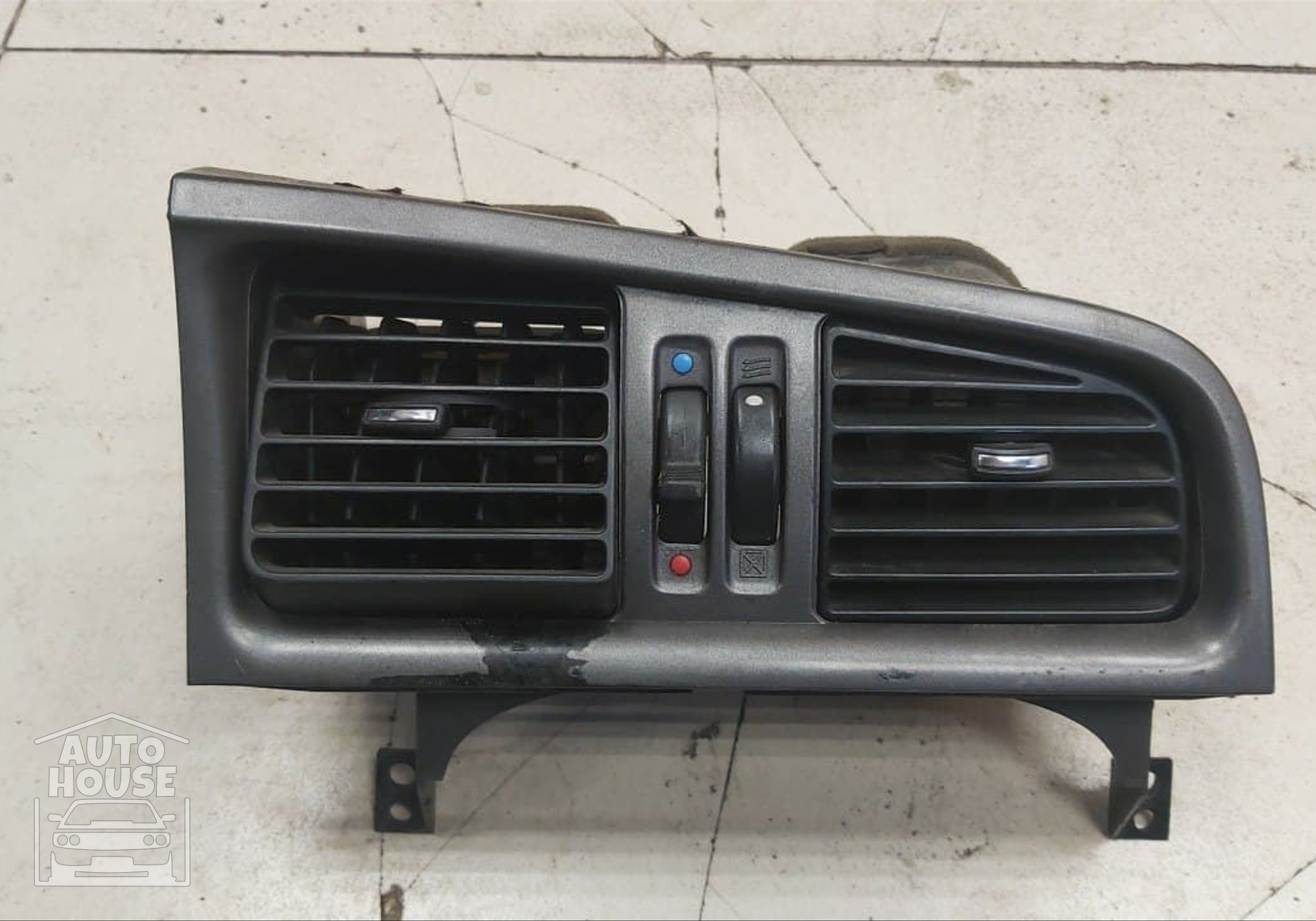 Дефлектор воздушный центральный для Nissan Primera P11 (с 1996 по 2001)
