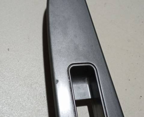 Накладка кнопки стеклоподъемника заднего правого для Mazda 3 I (с 2003 по 2009)