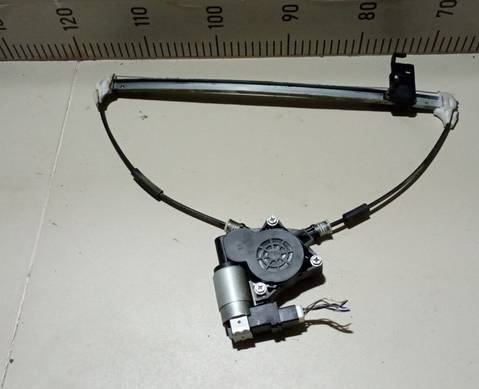 Стеклоподъемник электрический задний правый для Mazda 3 I (с 2003 по 2009)