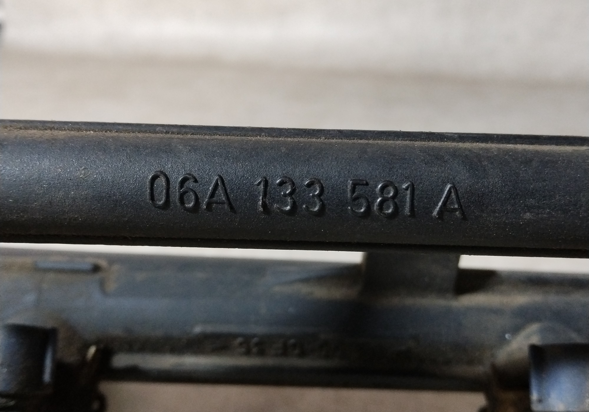 06A133581A Рампа (рейка) топливная для Skoda Octavia