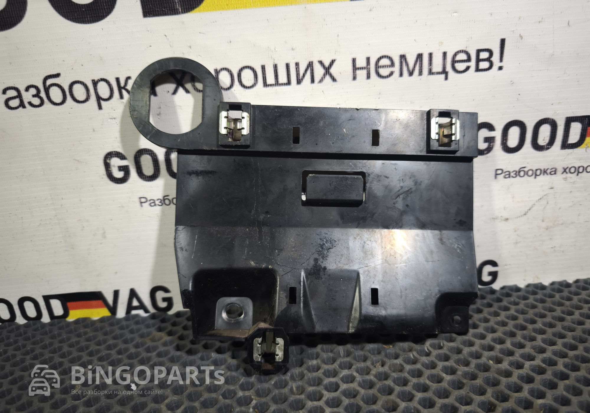 1T1863143 Кронштейн крепления консоли левый для Volkswagen Caddy