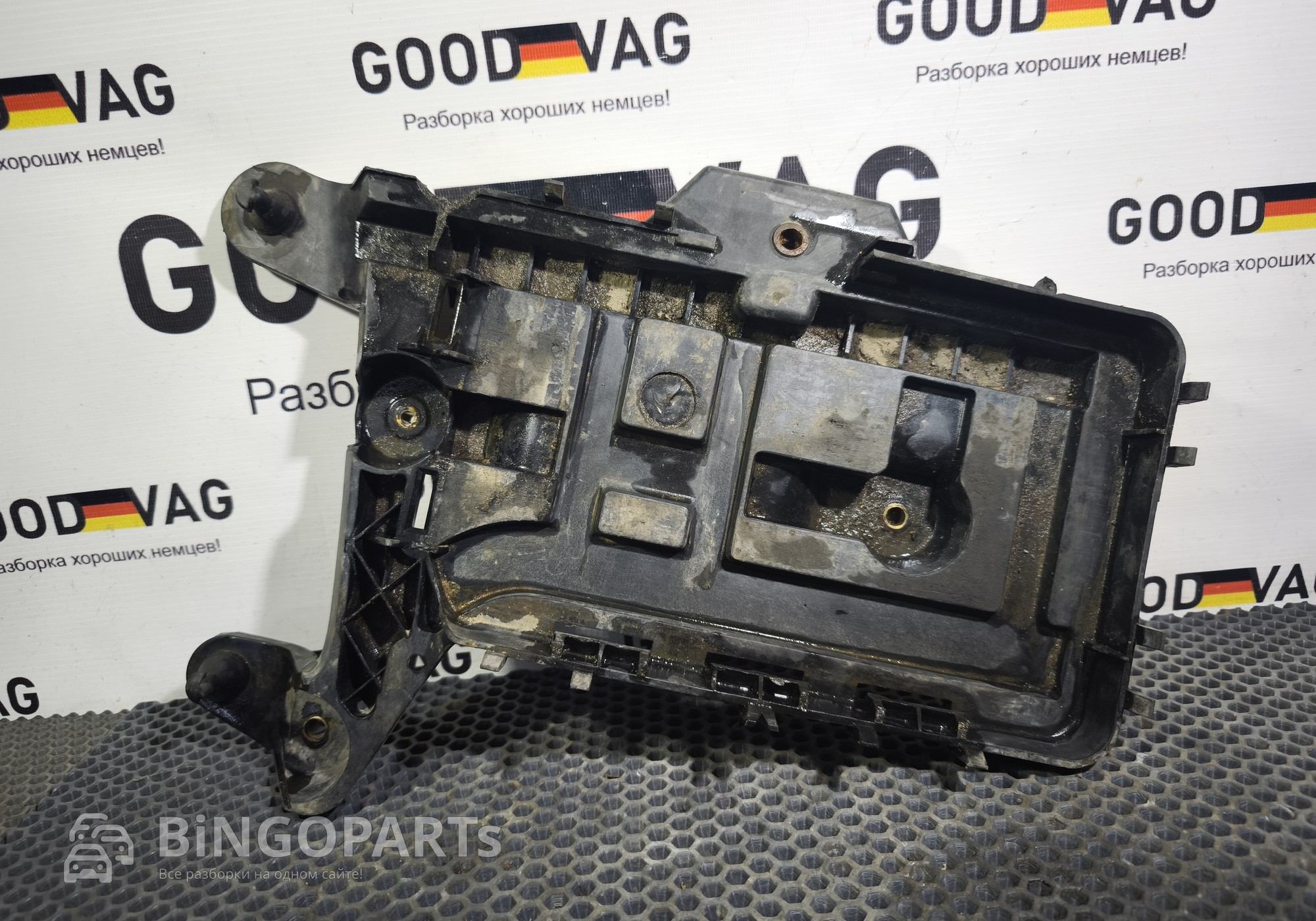 1K0915333B Крепление (площадка) аккумулятора (под АКБ) для Volkswagen Golf V (с 2003 по 2009)