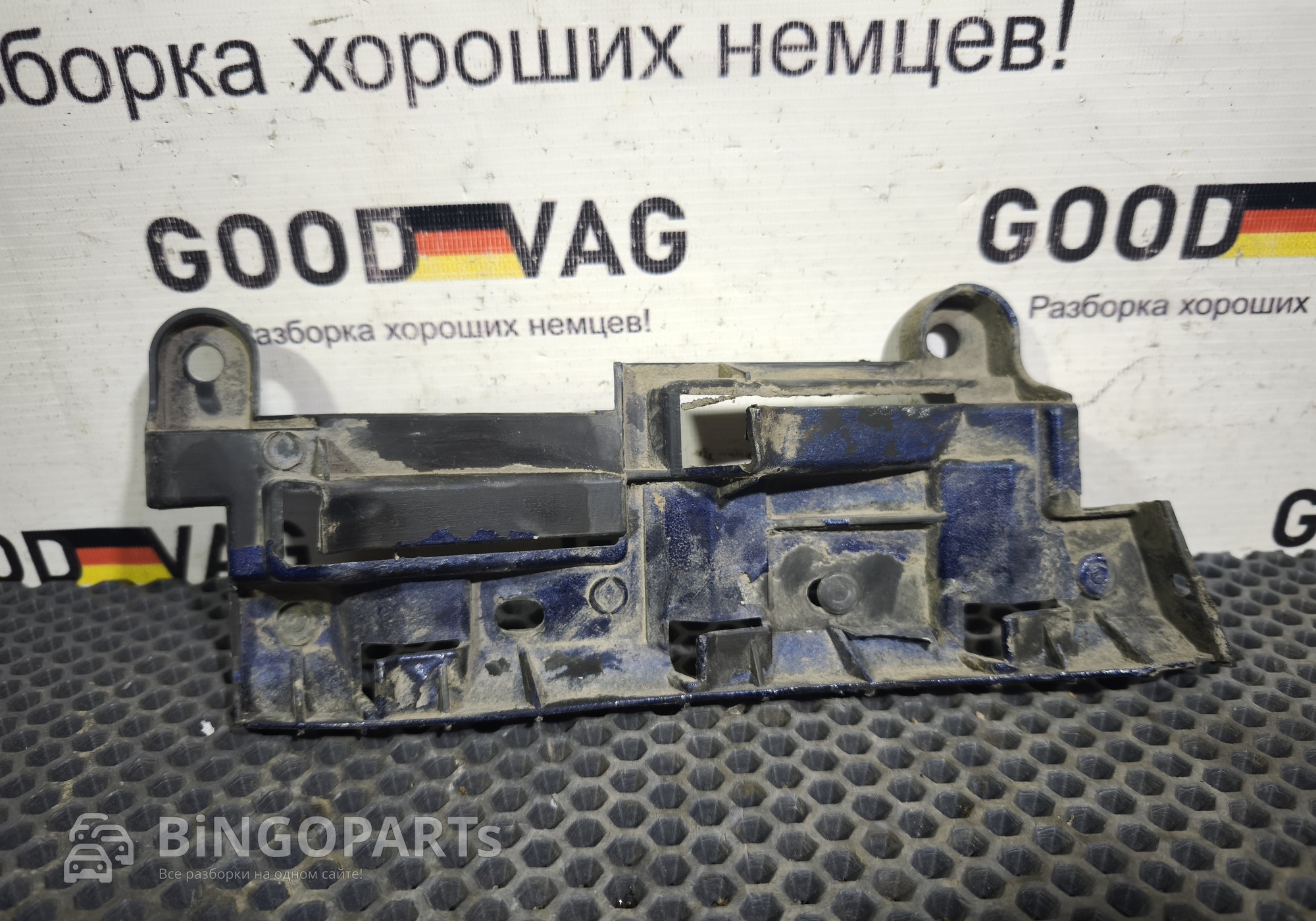 2K0807393 Кронштейн заднего бампера левый для Volkswagen Caddy III (с 2004 по 2015)