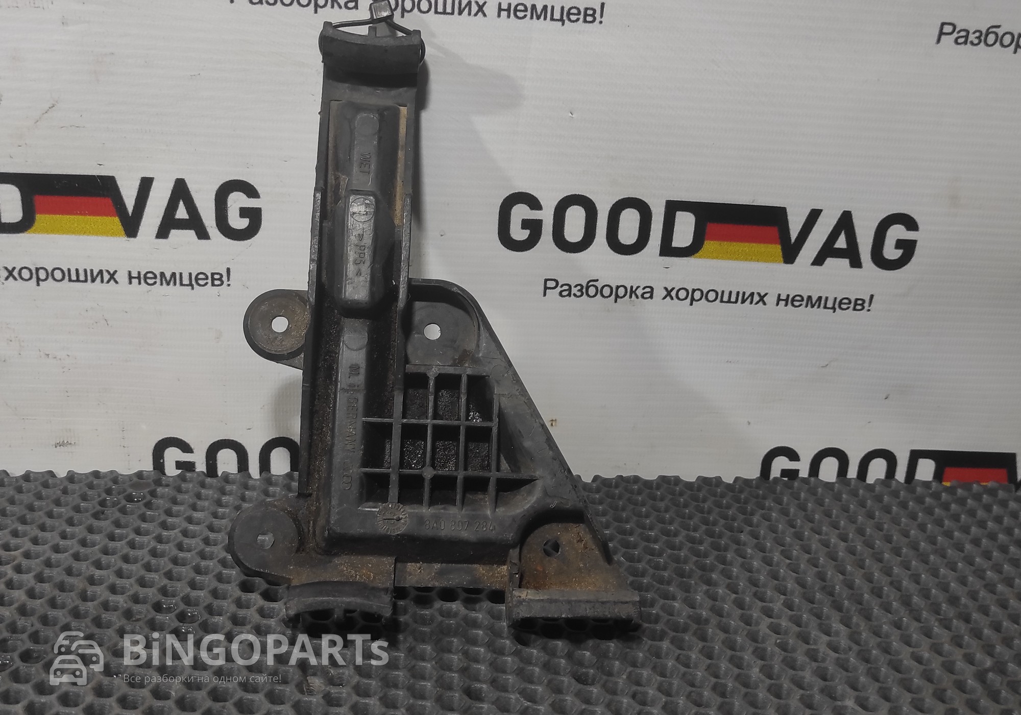 8A0807284 Кронштейн переднего бампера правый для Audi 80 B4 (с 1991 по 1996)