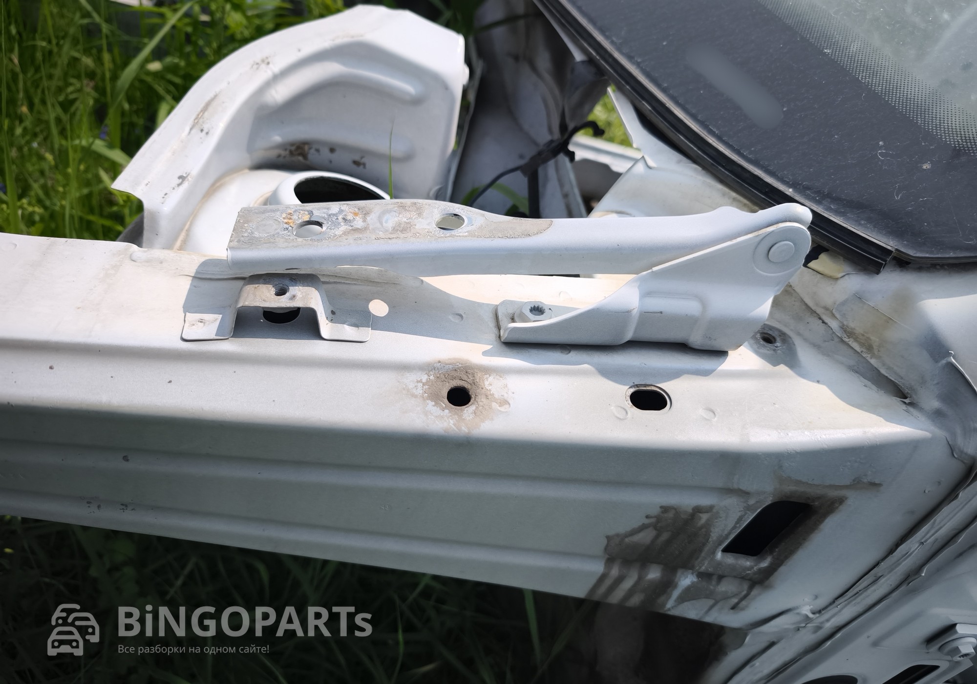 6R0823301B Петля капота левая белая для Volkswagen Polo V (с 2009 по 2020)