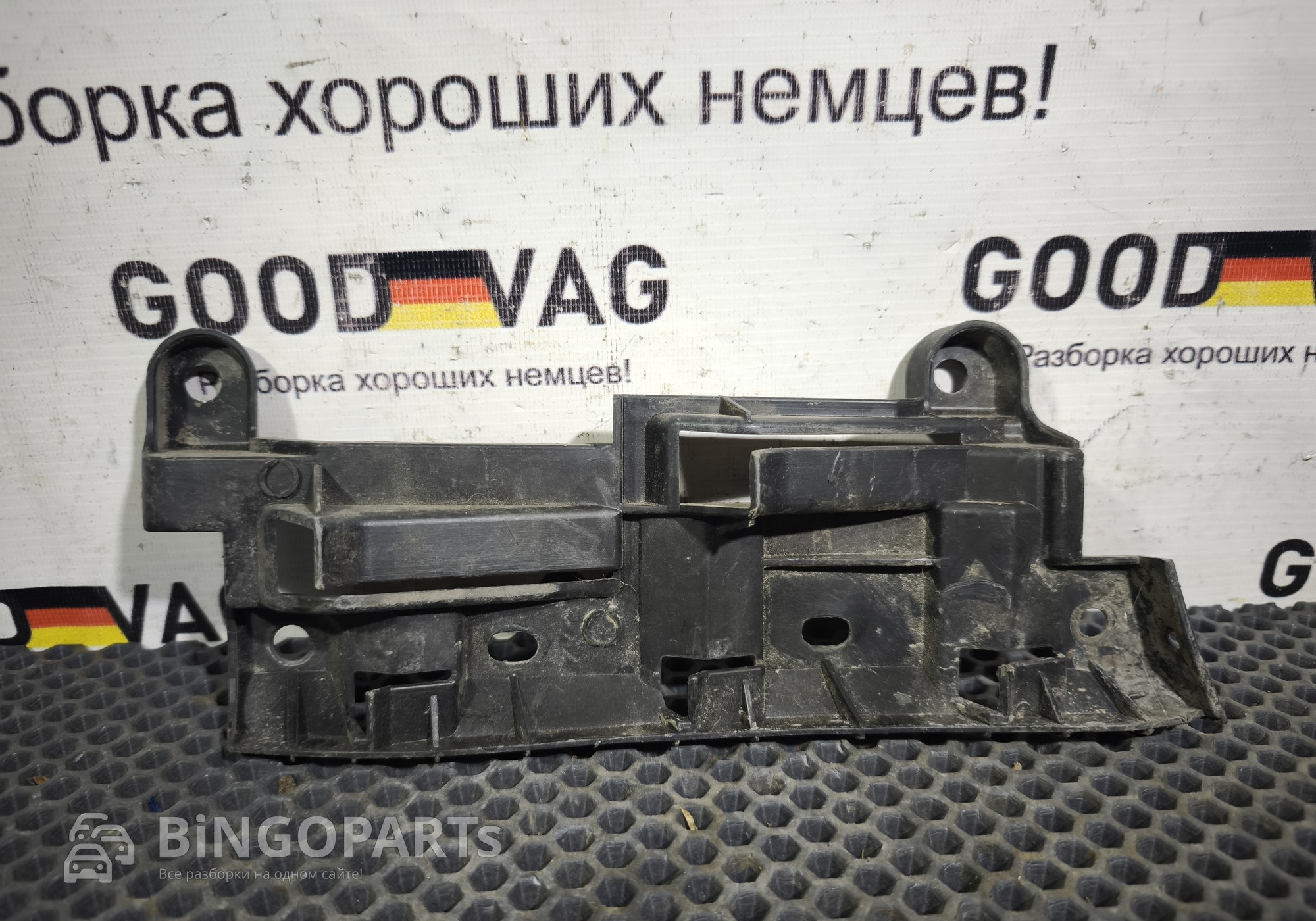 2K0807393 Кронштейн заднего бампера левый для Volkswagen Caddy III (с 2004 по 2015)