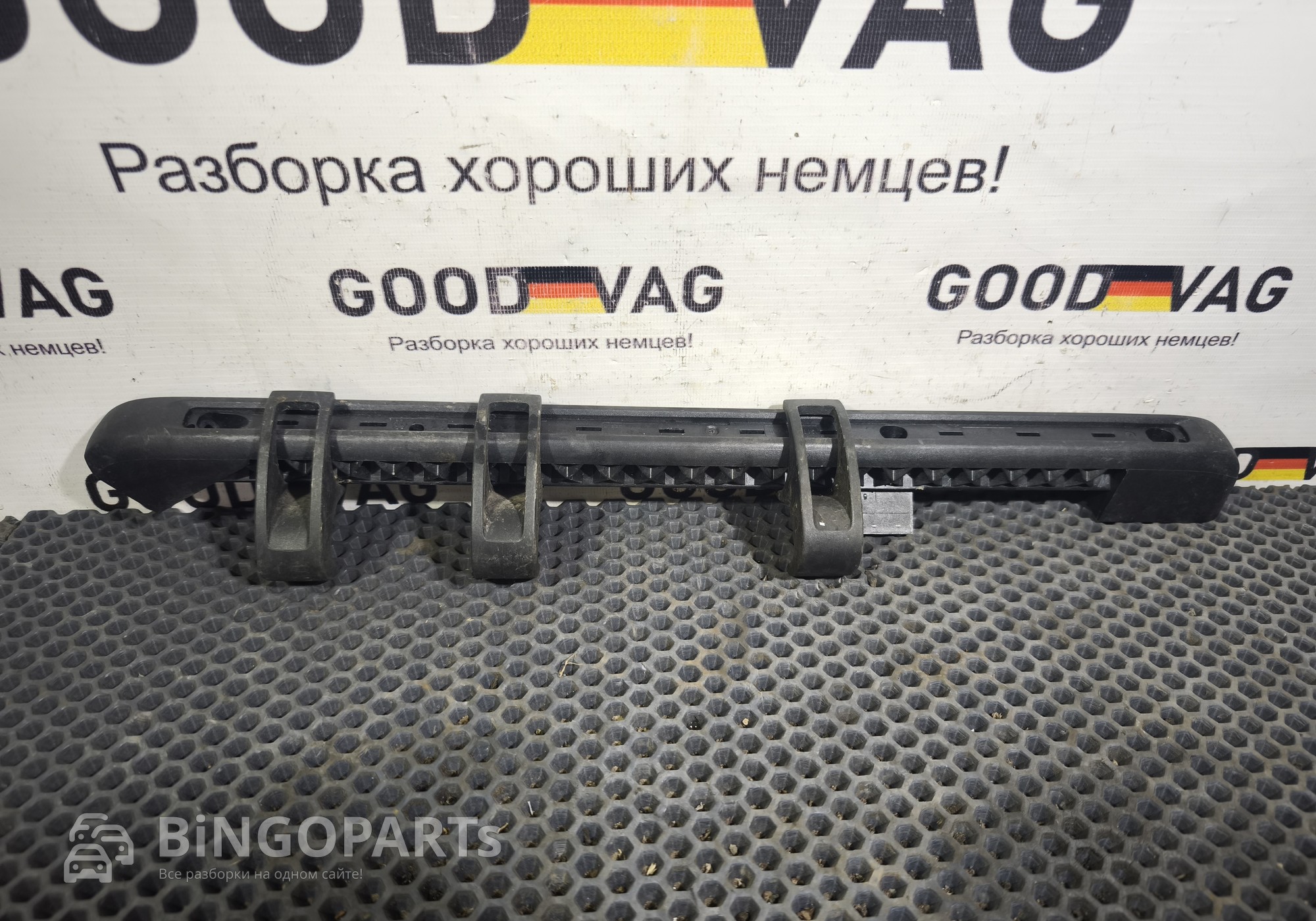 5L0867895 Направляющая шторки багажника левая для Skoda Yeti (с 2009 по 2018)