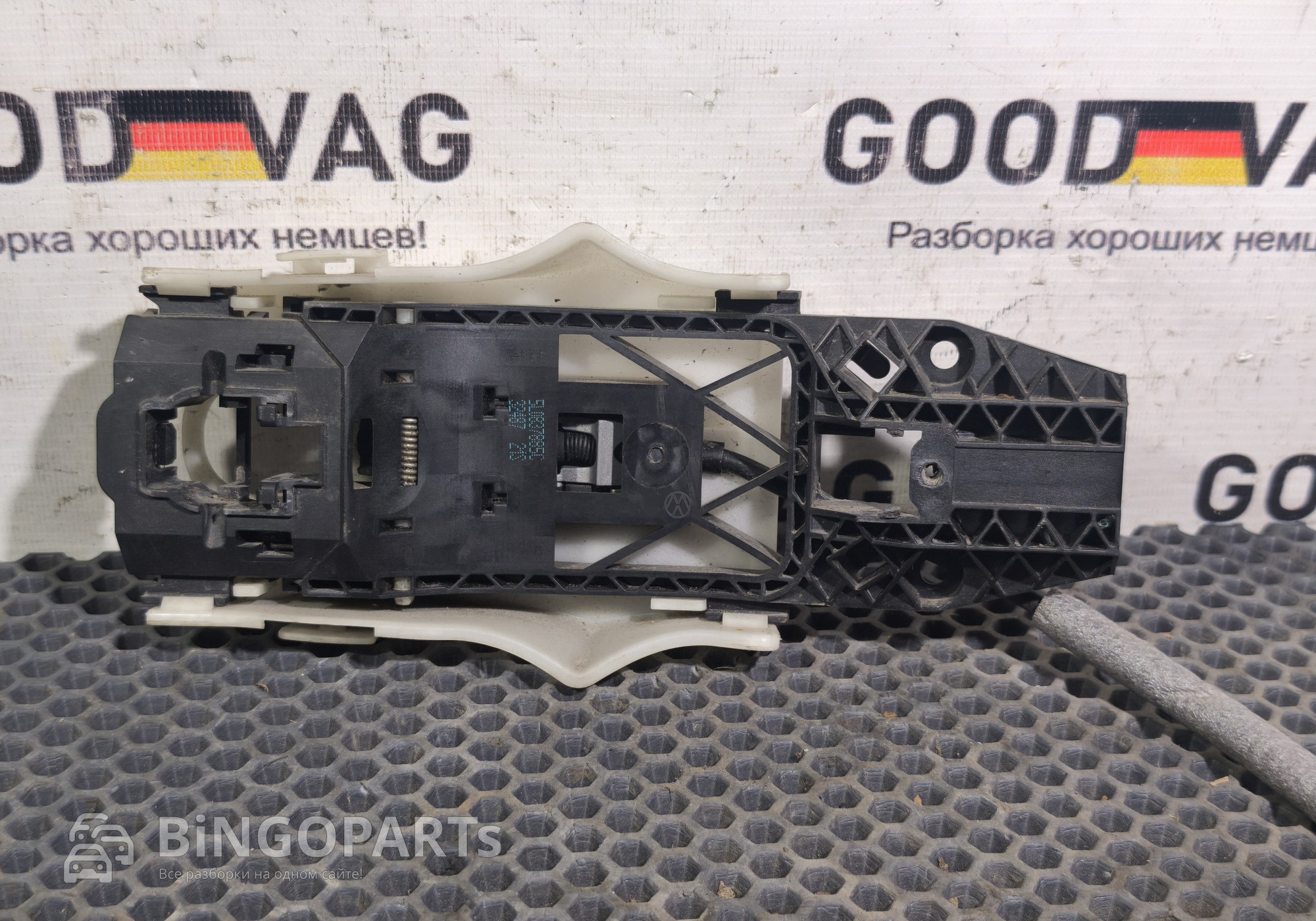 5L0837885C Кронштейн ручки двери передний правый для Skoda Octavia III (с 2012)