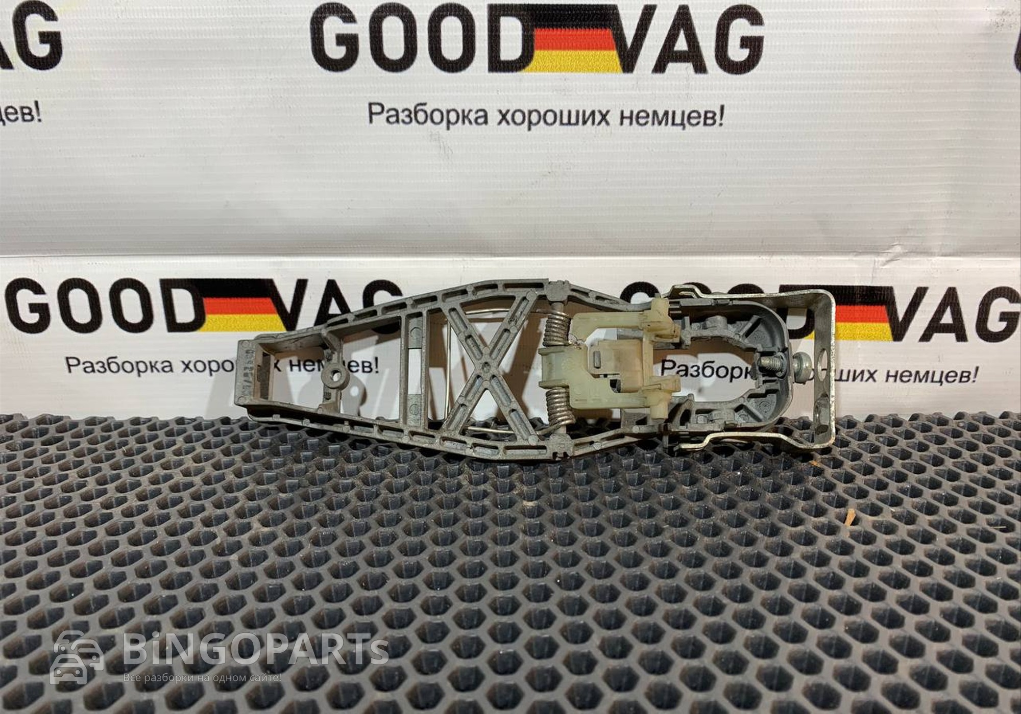 1T0837886A Кронштейн наружной ручки правой для Volkswagen