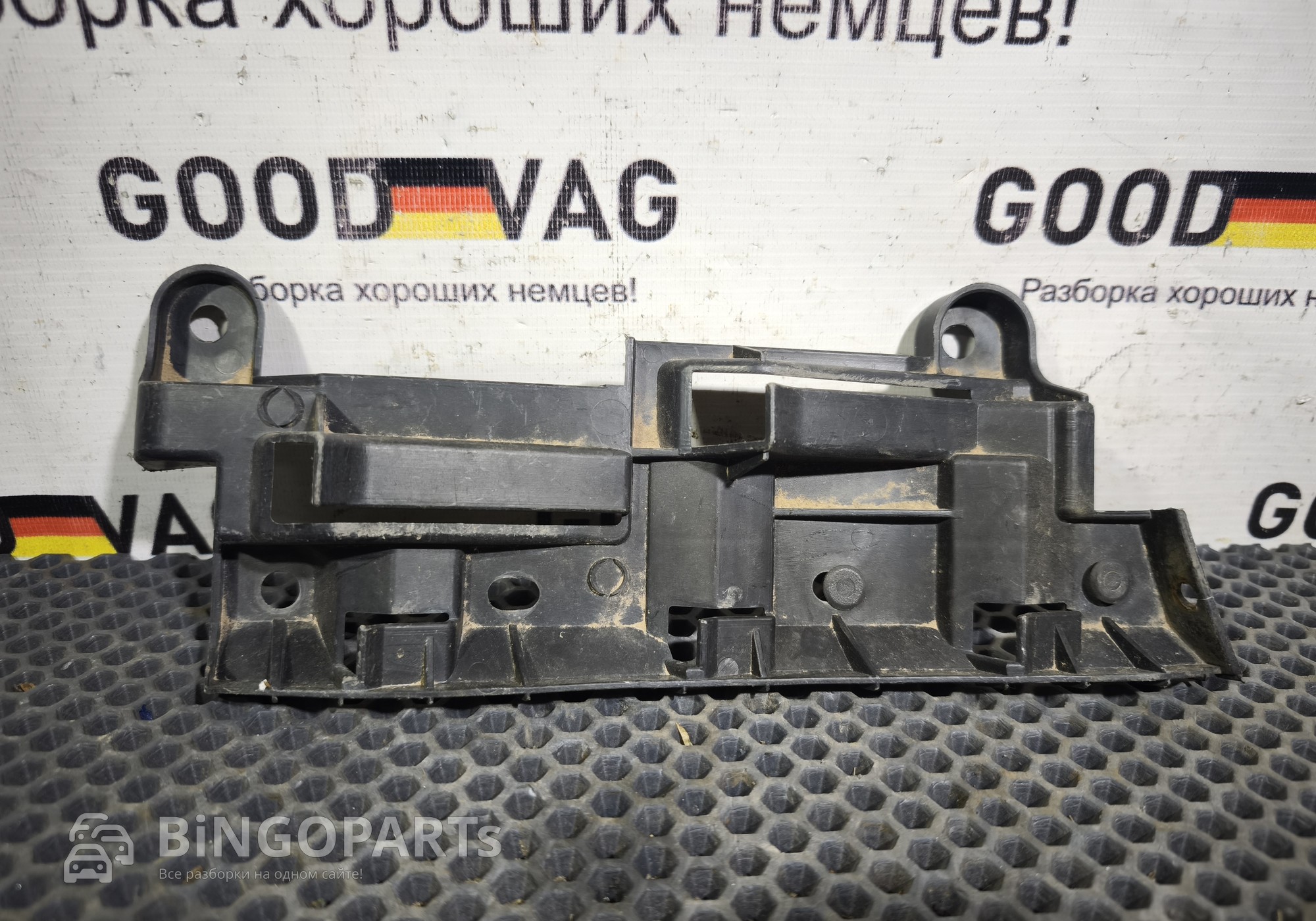 2K0807393 Кронштейн заднего бампера левый для Volkswagen Caddy III (с 2004 по 2015)