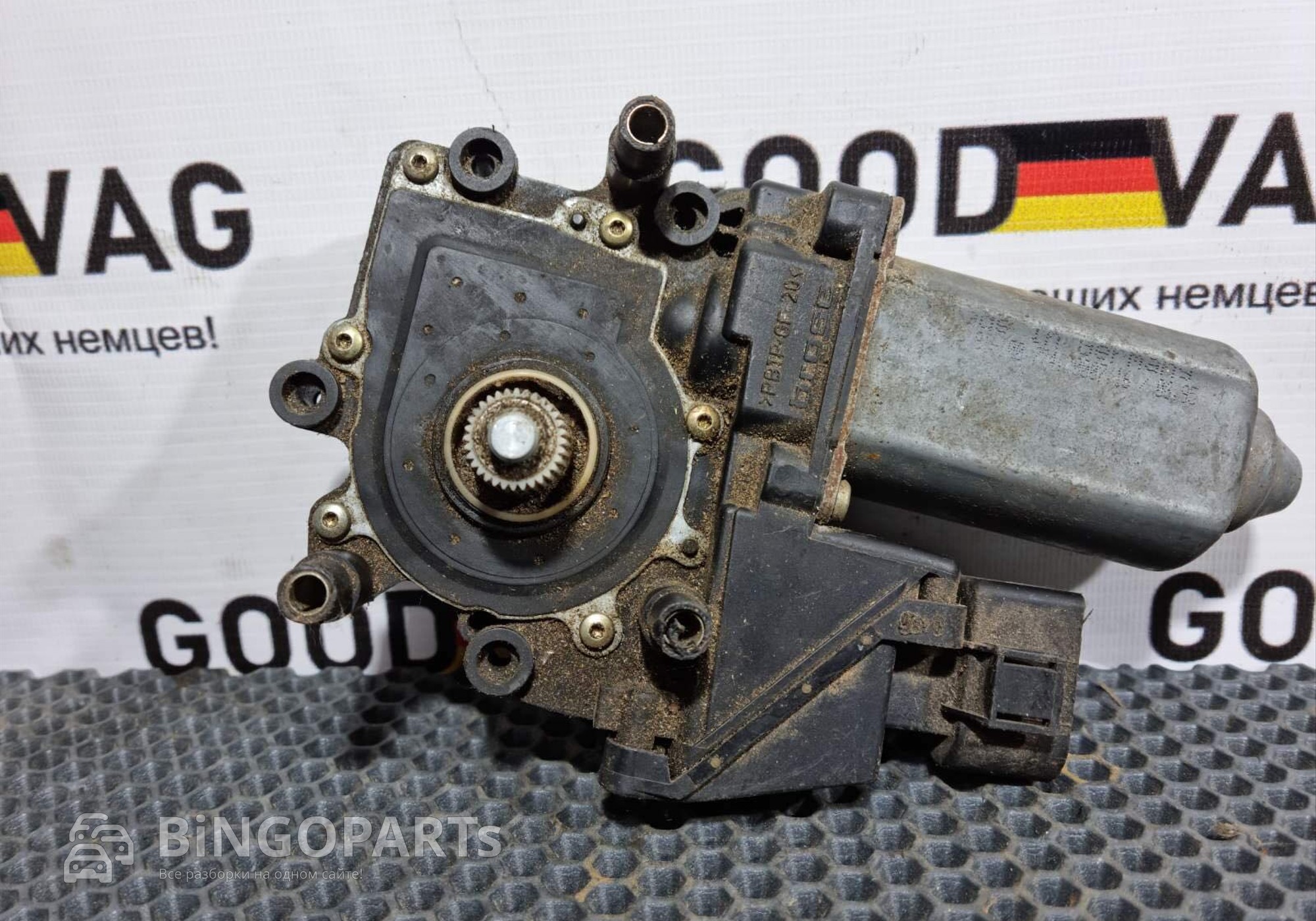 0536001402 Моторчик стеклоподъемника правый для Audi A4 B5 (с 1994 по 2001)