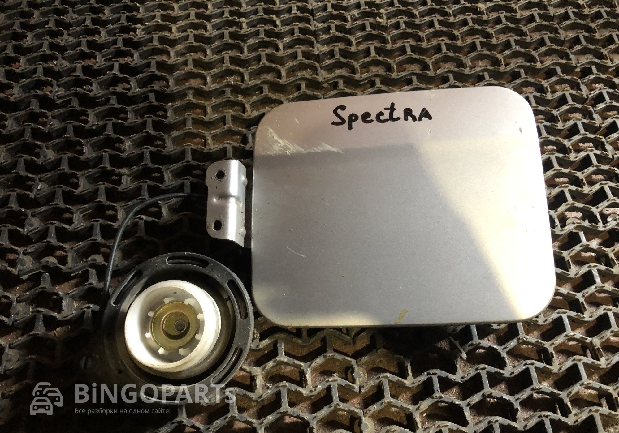0K2A142410 Лючок бензобака Спектра для Kia Spectra I (с 2001 по 2004)