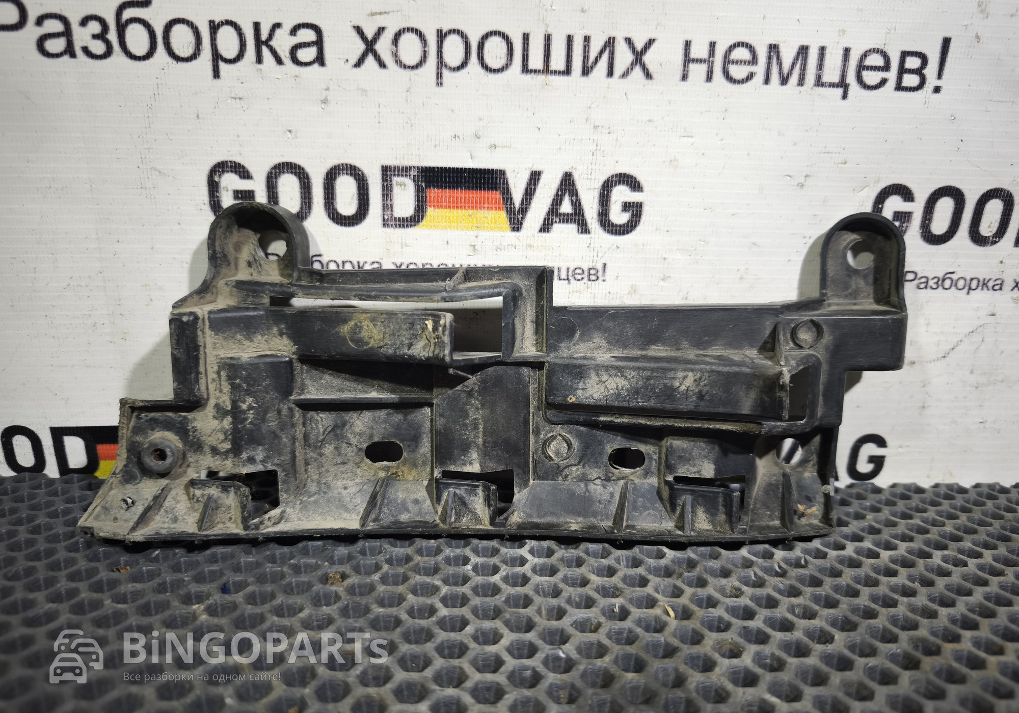 2K0807394 Кронштейн заднего бампера правый для Volkswagen Caddy III (с 2004 по 2015)