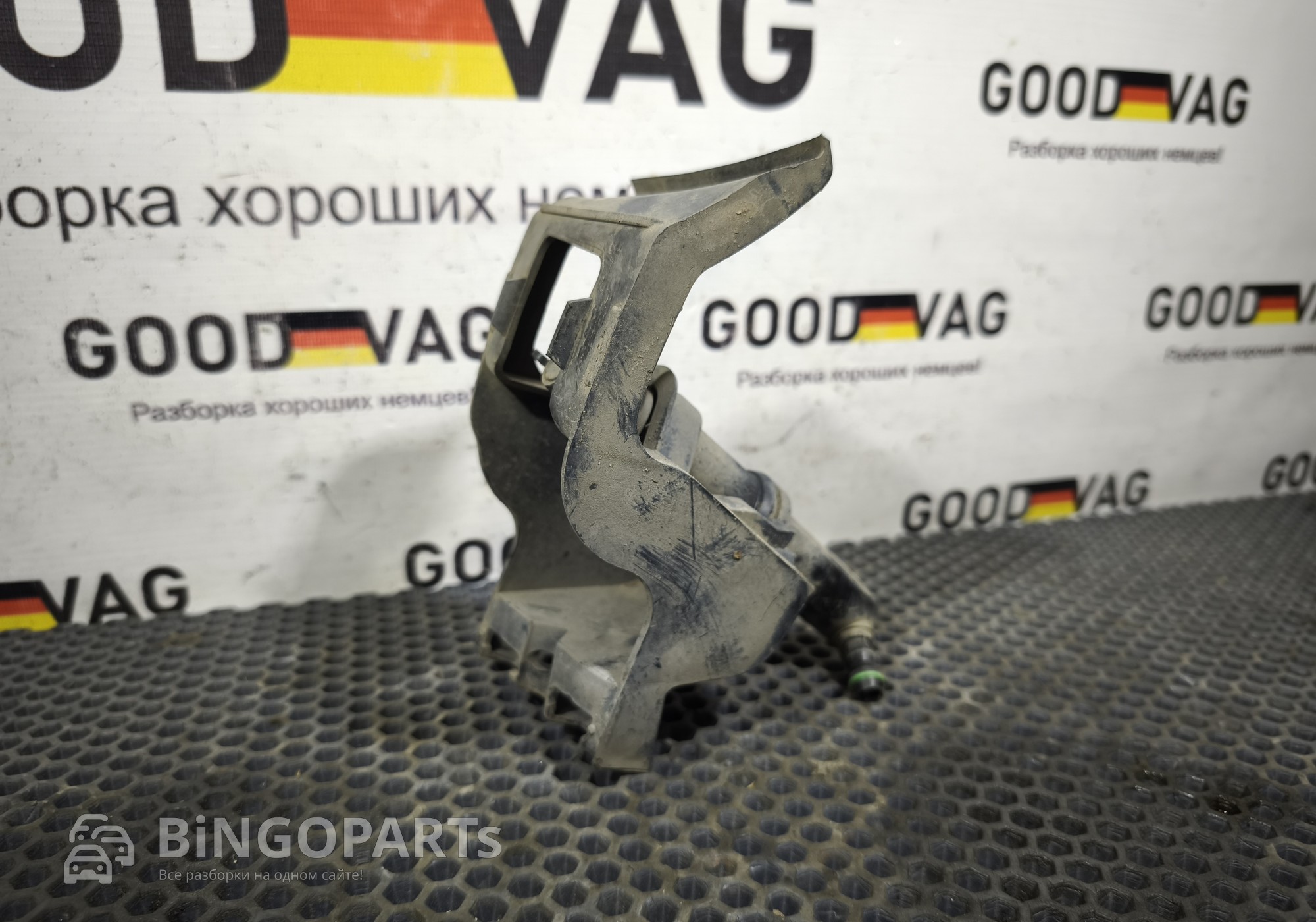 5N0955978 Форсунка омывателя с кронштейном правая для Volkswagen Tiguan I (с 2007 по 2017)