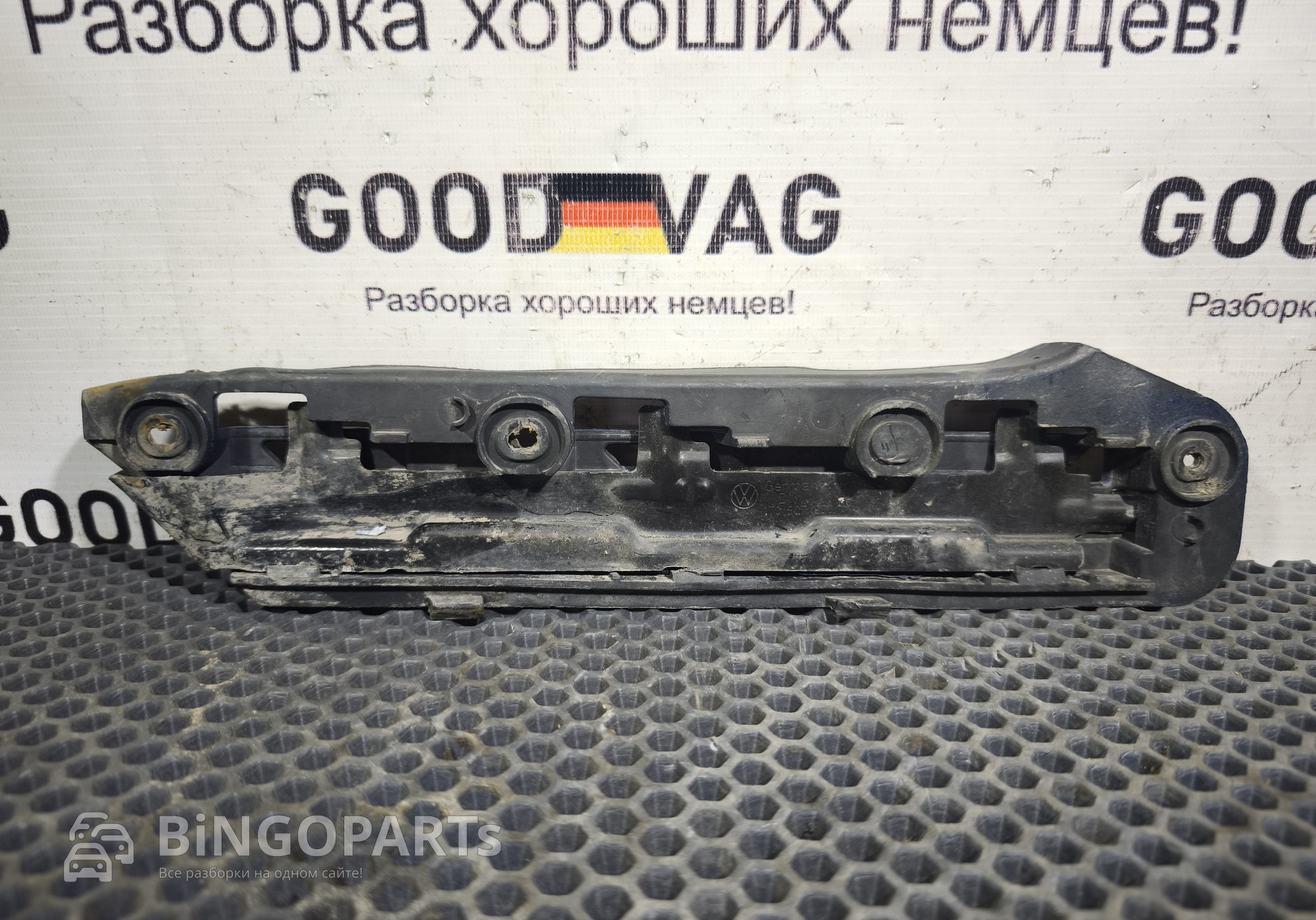 1T0807049 Кронштейн переднего бампера левый