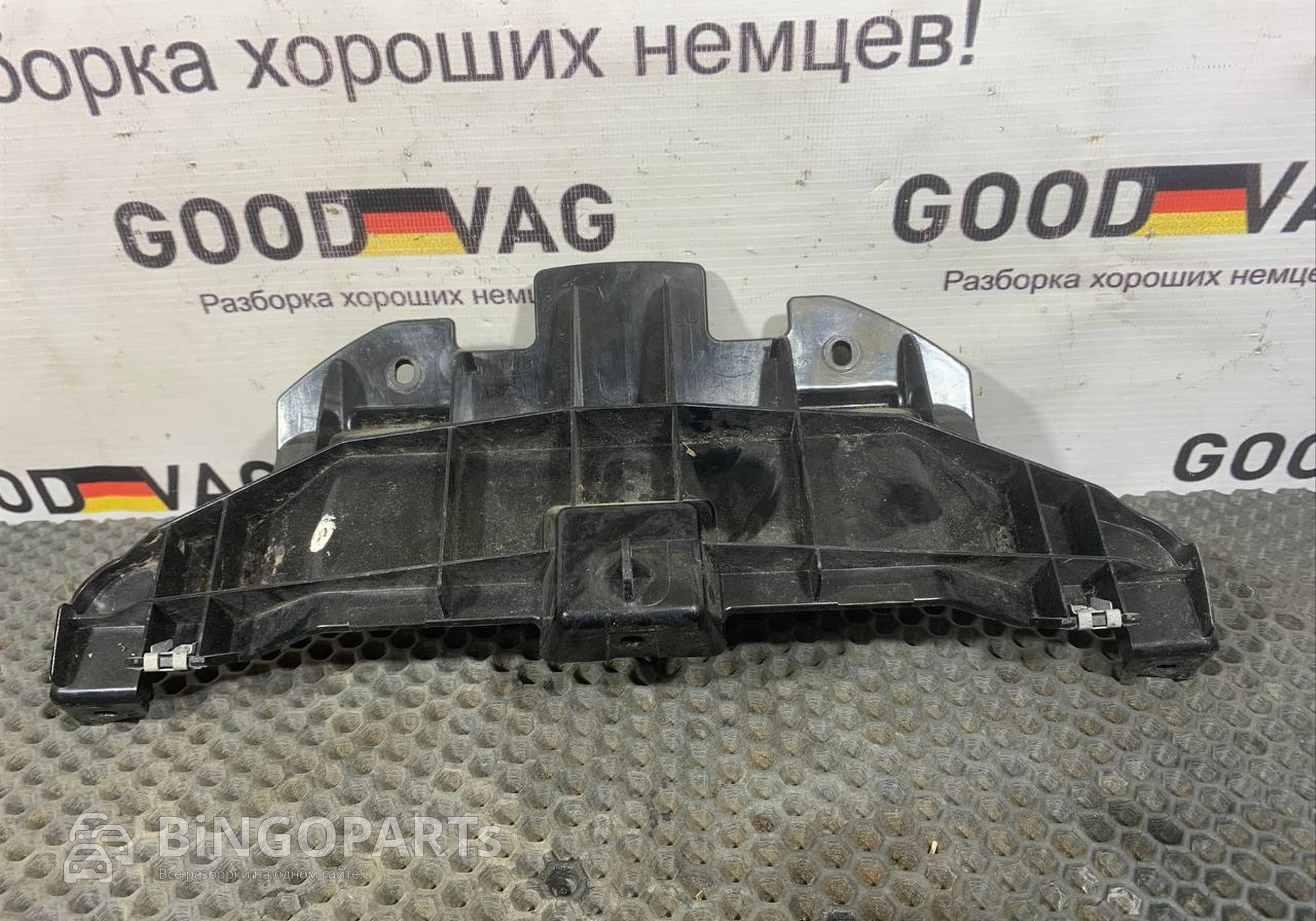 7L6858435 Кронштейн панели приборов для Volkswagen Touareg I (с 2002 по 2010)