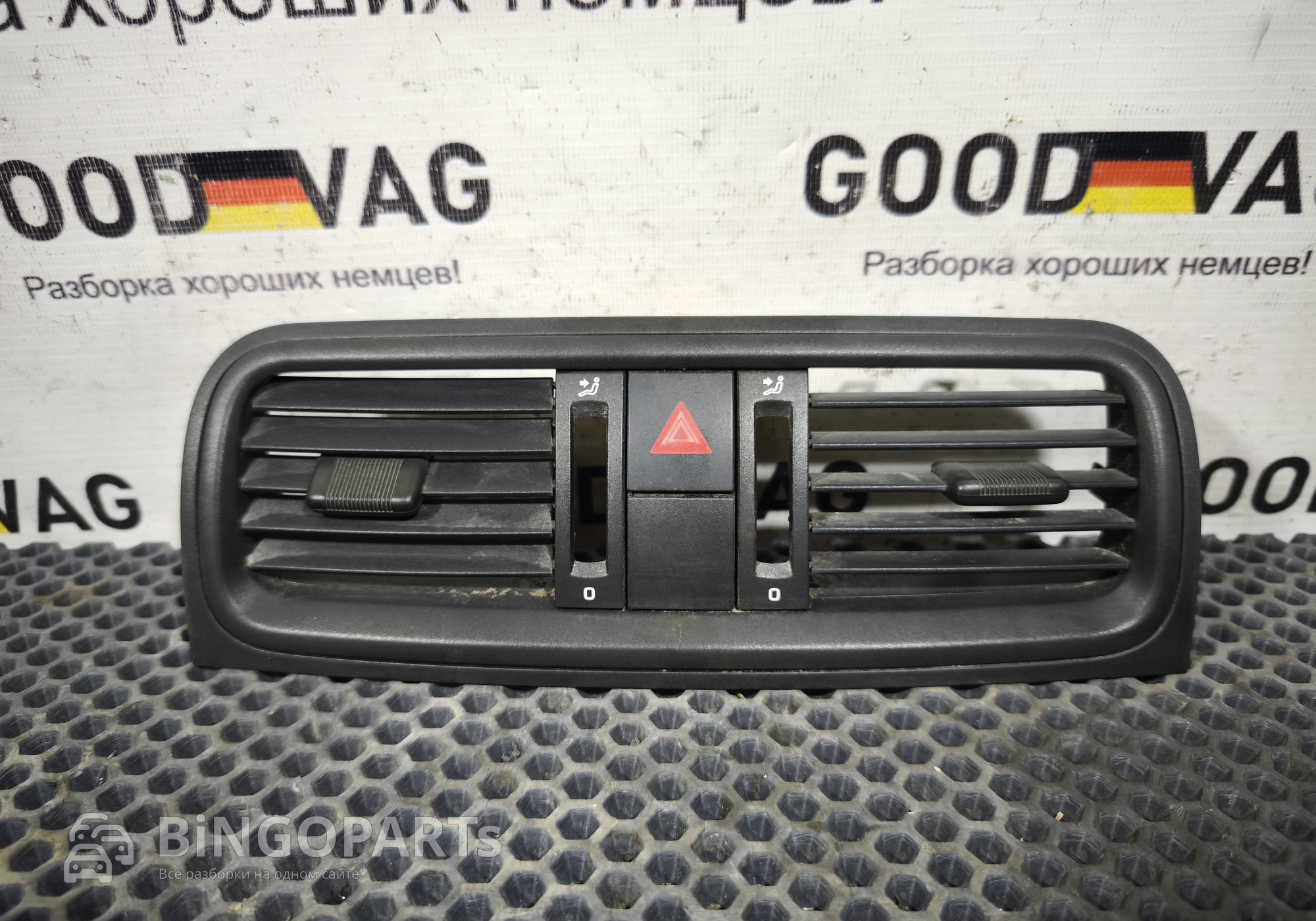5J0820951S01 Дефлектор воздушный центральный черный для Skoda Fabia II (с 2006 по 2014)