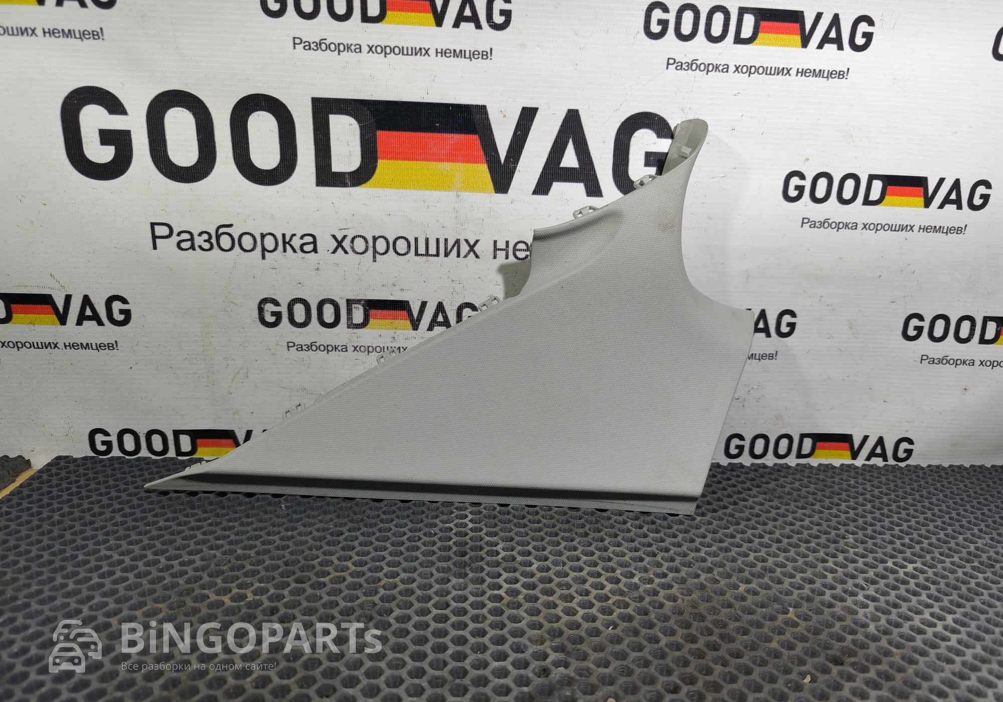 5E5867288 Обшивка стойки задняя правая для Skoda Octavia III (с 2012)