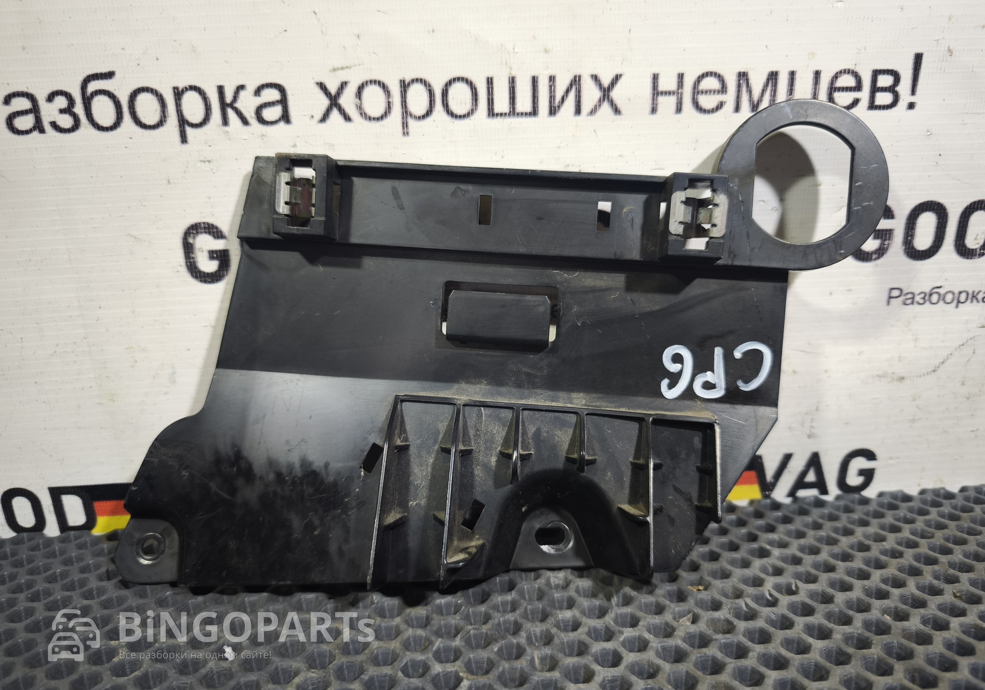 1T1863144A Кронштейн крепления консоли правый для Volkswagen Caddy III (с 2004 по 2015)