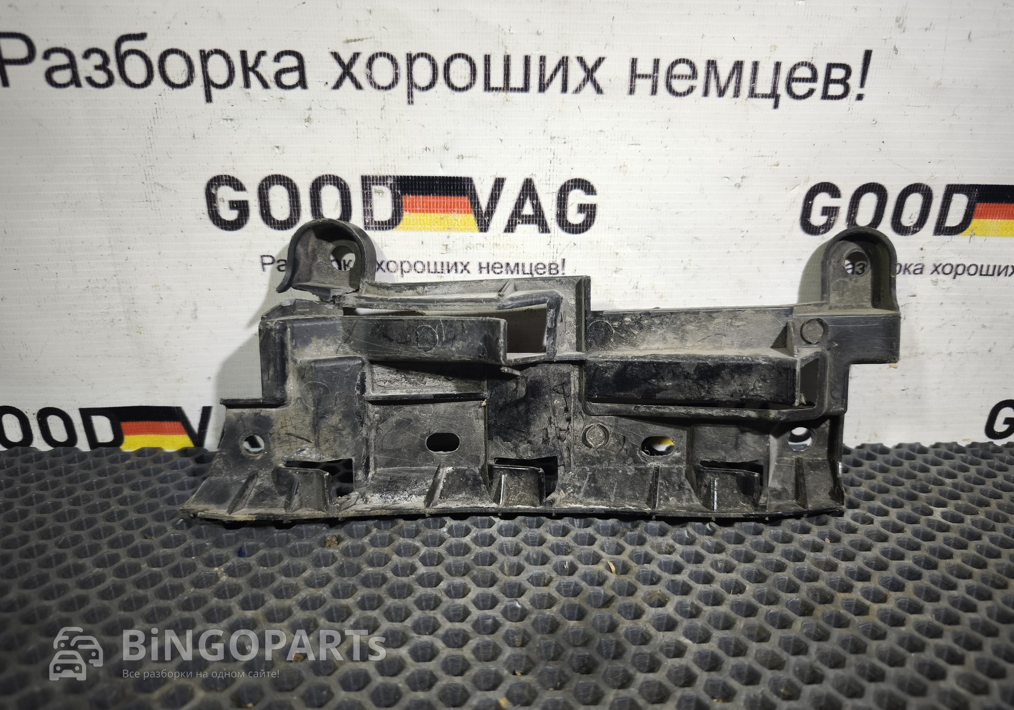 2K0807394 Кронштейн заднего бампера правый для Volkswagen Caddy III (с 2004 по 2015)