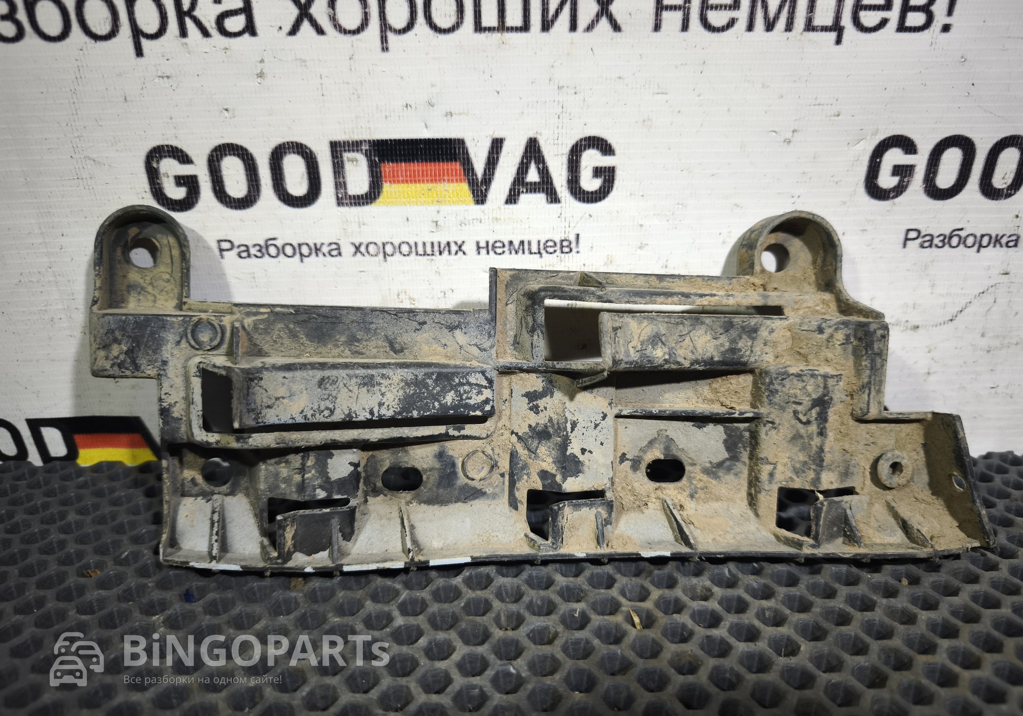 2K0807393 Кронштейн заднего бампера левый для Volkswagen Caddy III (с 2004 по 2015)