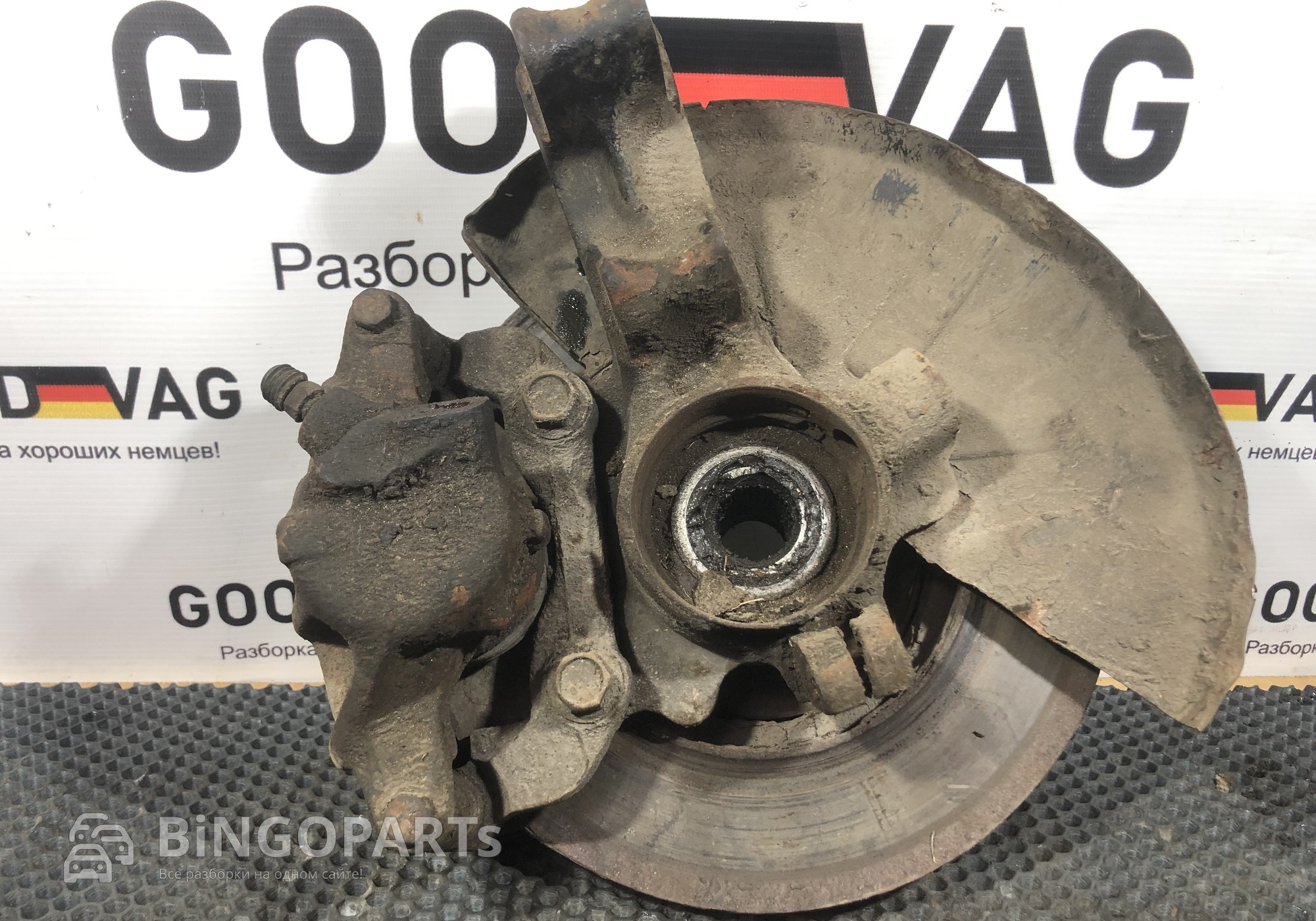 893407241R Кулак поворотный левый для Audi 90