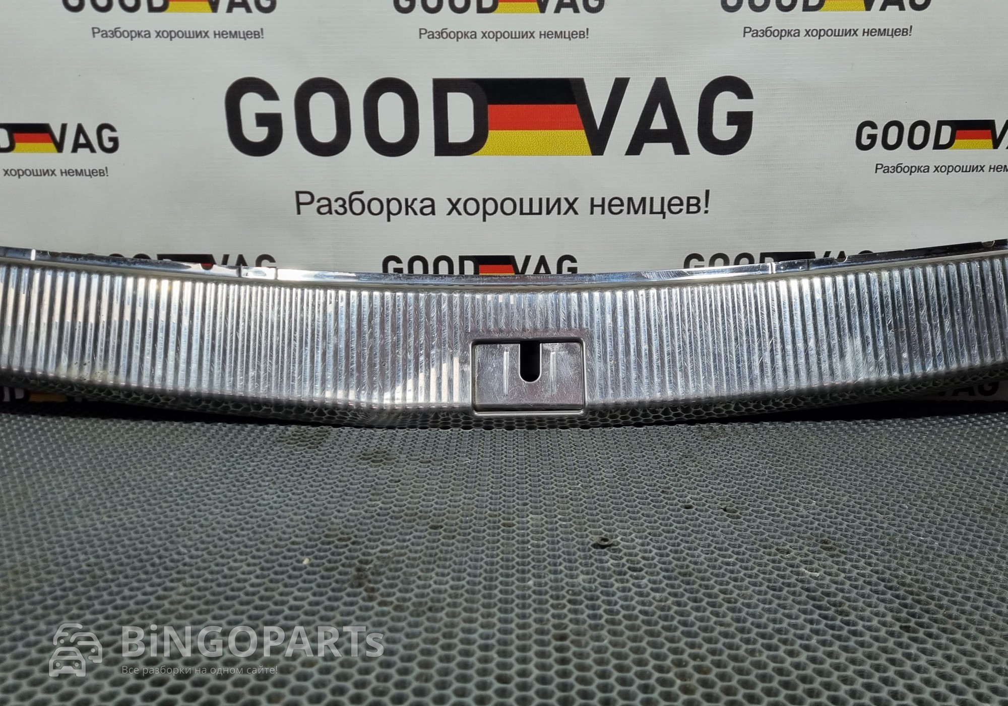 7L6863459H8Z8 Обшивка багажника для Volkswagen Touareg I (с 2002 по 2010)