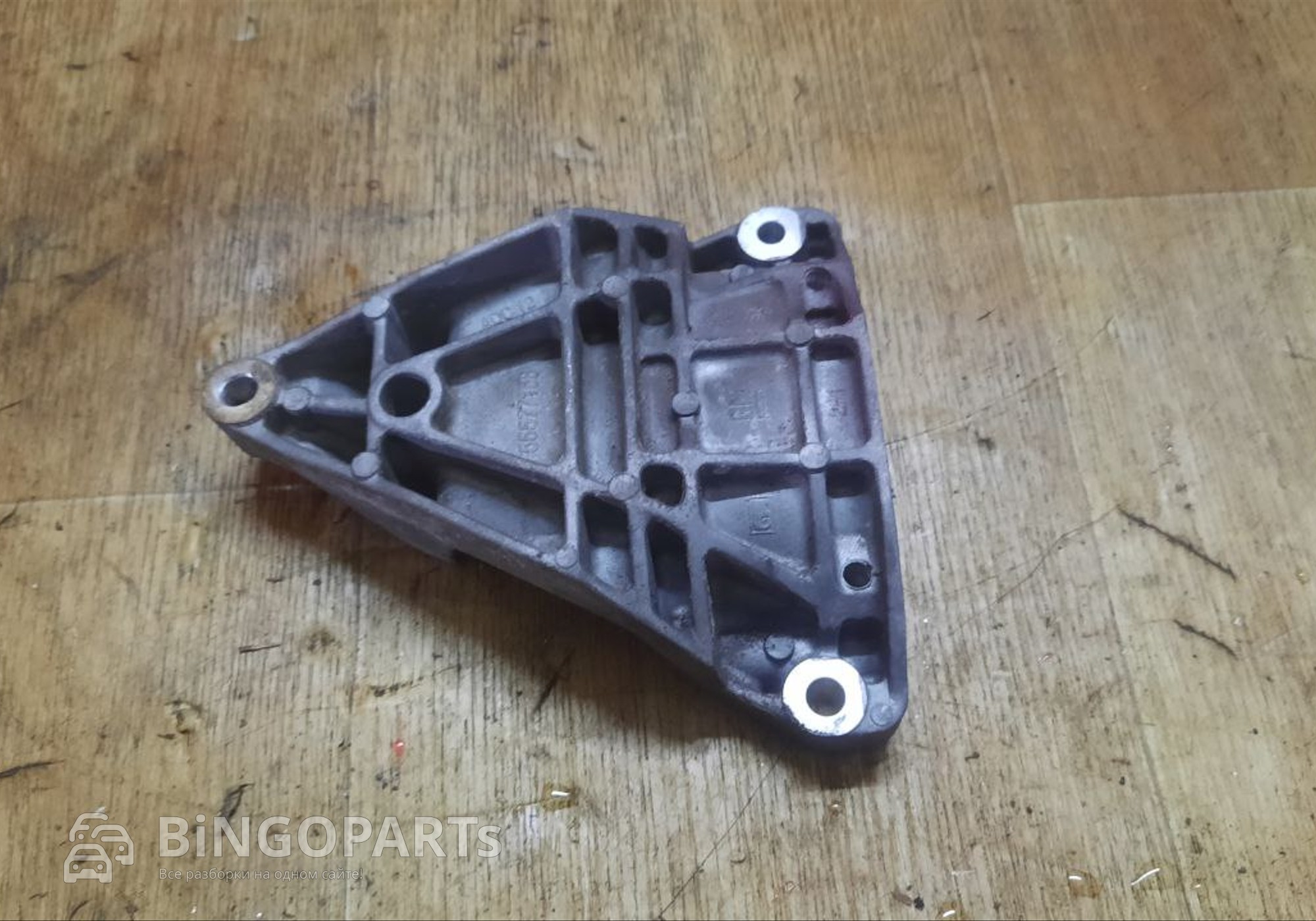 55577158 Кронштейн кондиционера Шевроле Авео Т300 для Chevrolet Aveo T300 (с 2011)