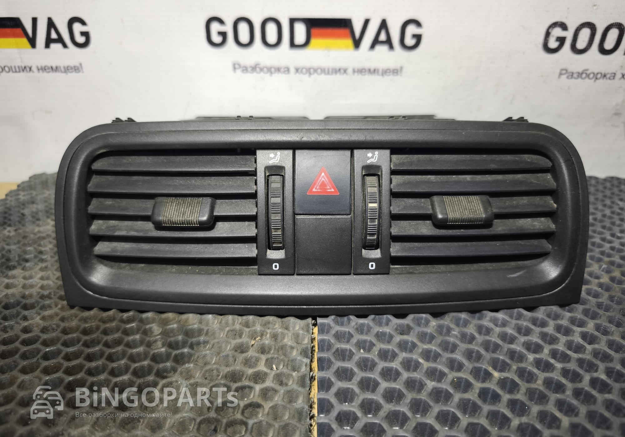5J0820951S01 Дефлектор воздушный центральный черный для Skoda Fabia II (с 2006 по 2014)