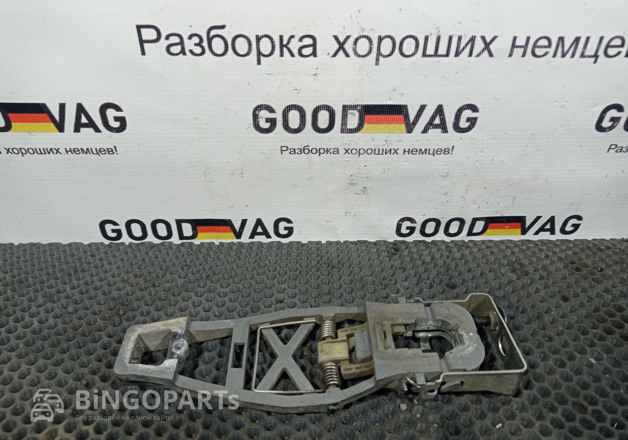 1T0837886B Кронштейн ручки наружной (правый) для Volkswagen Caddy III (с 2004 по 2015)