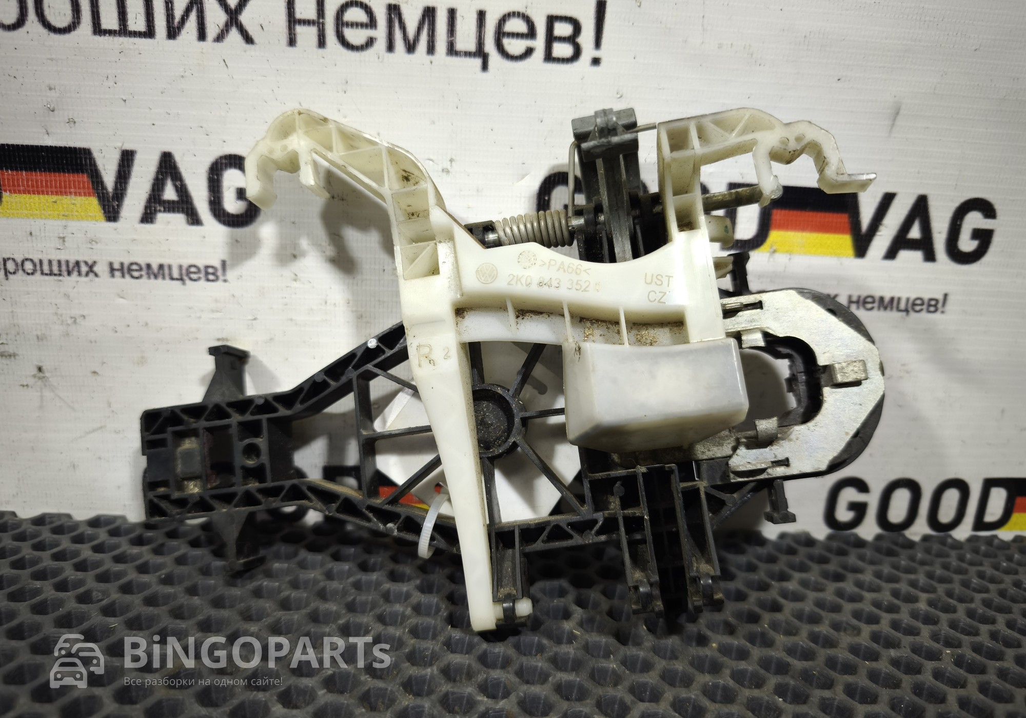 2K0843352D Кронштейн ручки наружной (правый) для Volkswagen