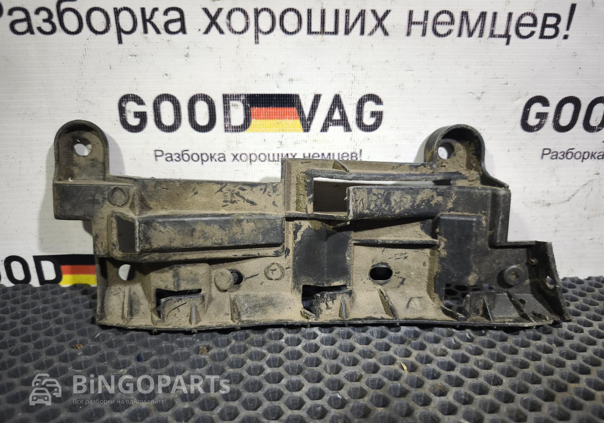 2K0807393 Кронштейн заднего бампера левый для Volkswagen Caddy III (с 2004 по 2015)