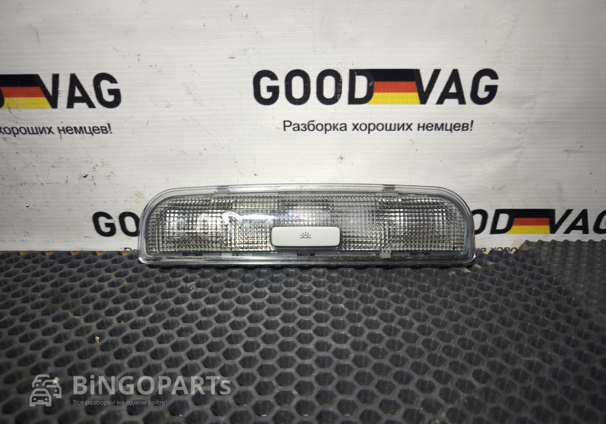 8P0947111 Плафон салонный задний