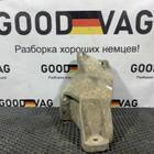 8D0199307H Кронштейн двигателя