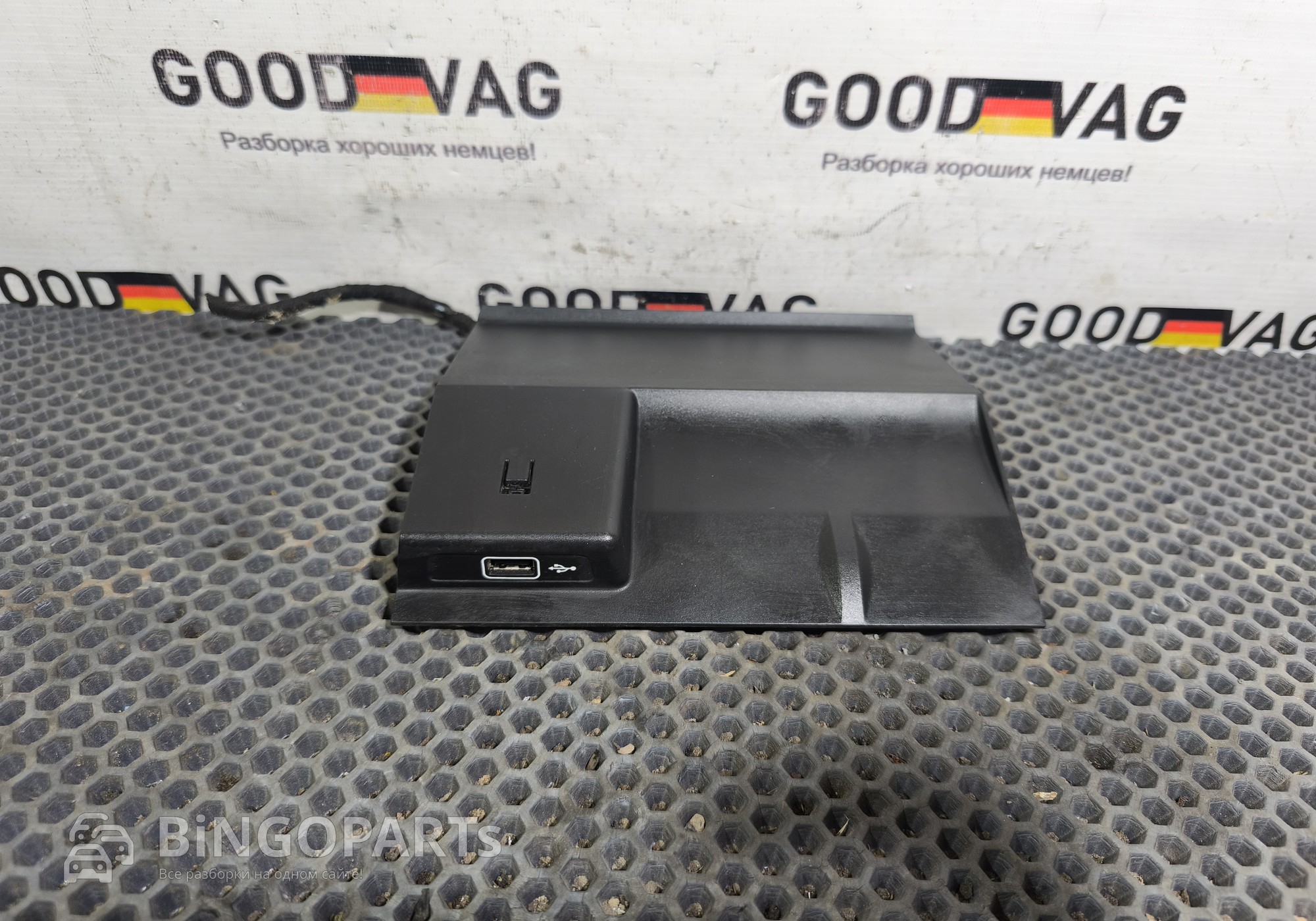 5E1857367C USB Разъем передний для Skoda Octavia III (с 2012)