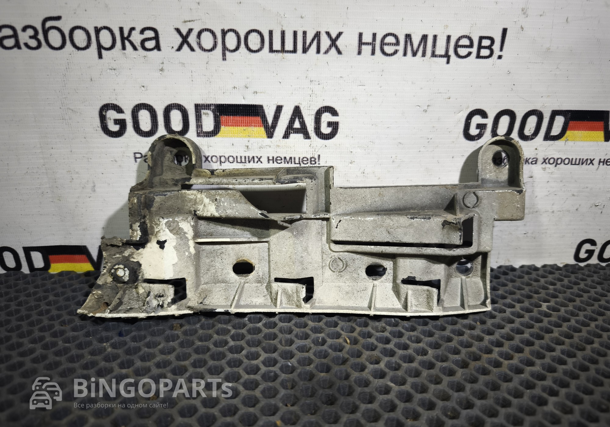 2K0807394 Кронштейн заднего бампера правый для Volkswagen Caddy III (с 2004 по 2015)