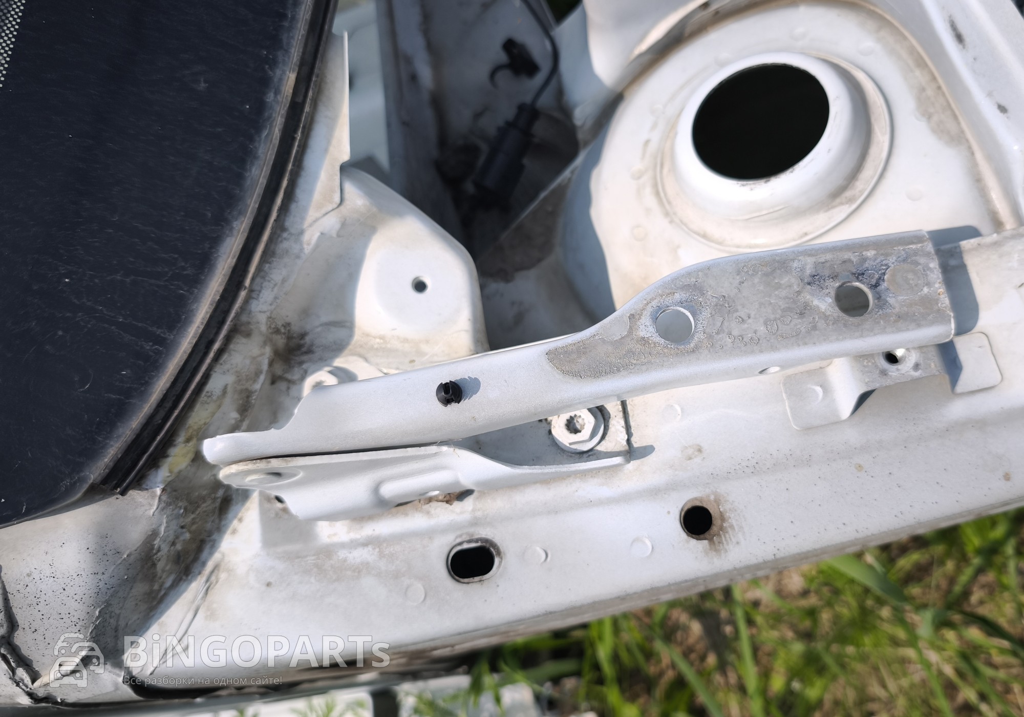 6R0823302B Петля капота правая белая для Volkswagen Polo V (с 2009 по 2020)