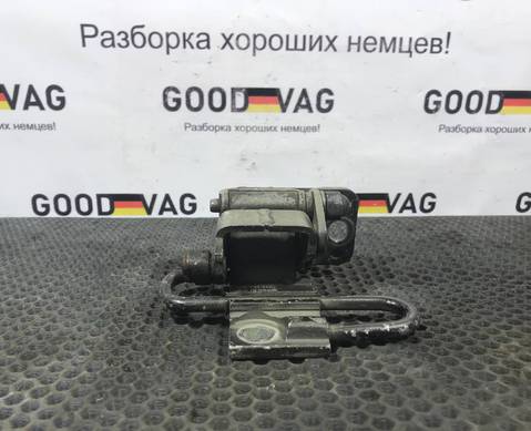 3C8831412B Петля двери передняя правая нижняя для Volkswagen Passat B6 (с 2005 по 2011)