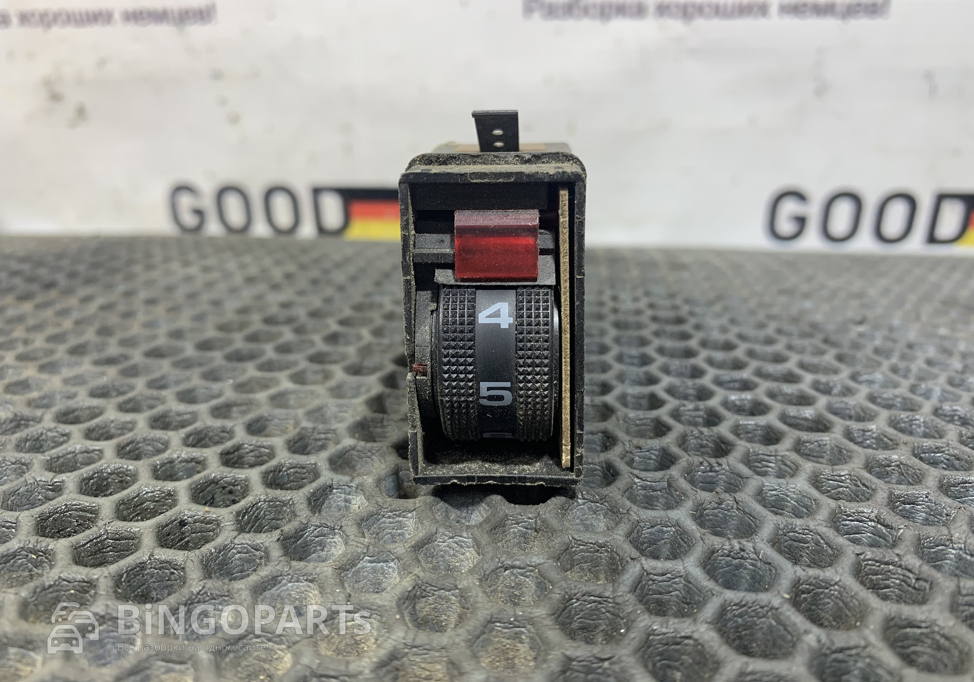 893963563 Кнопка обогрева сидений для Audi 100 C3 (с 1982 по 1991)
