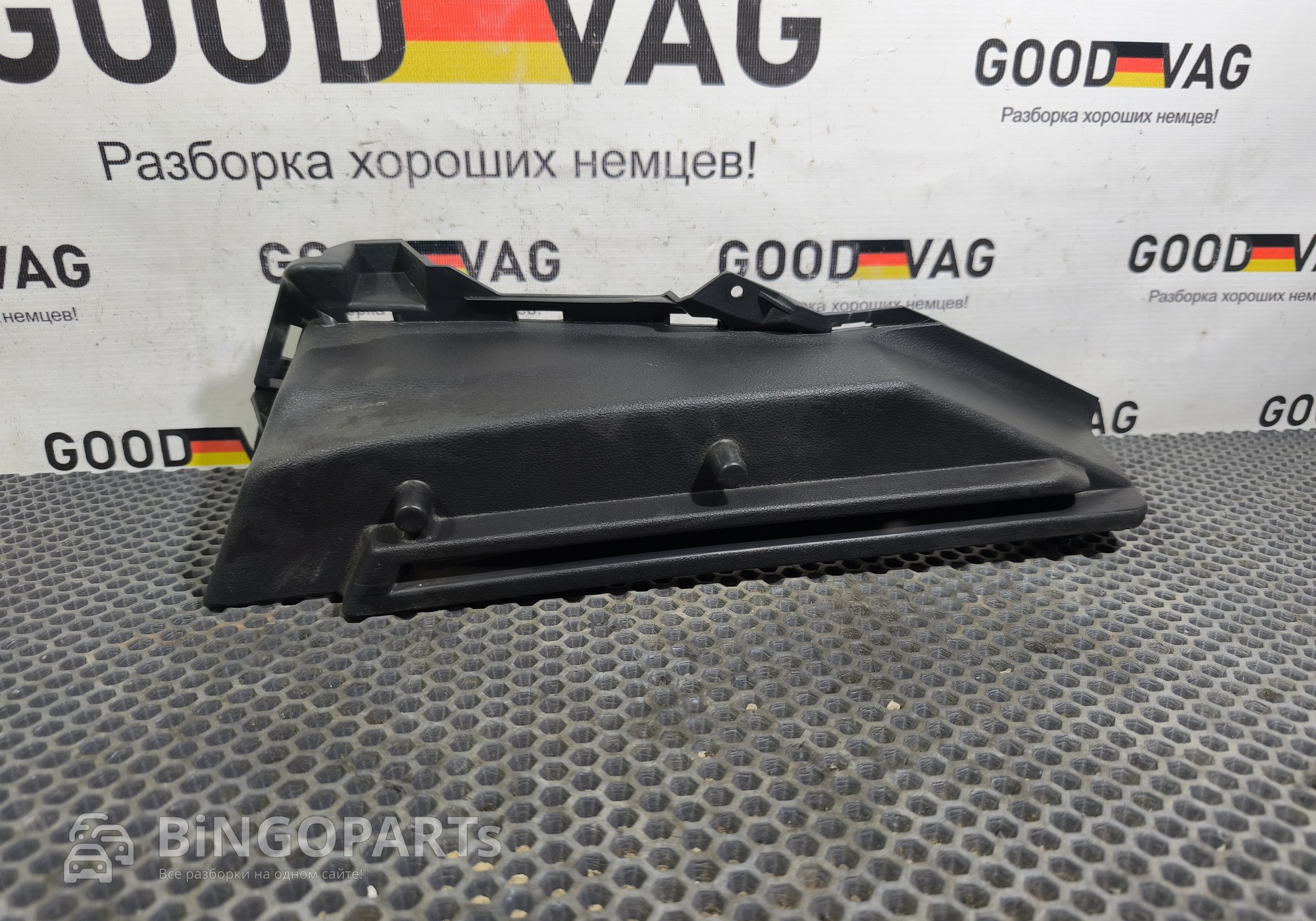 5E5867762 Кронштейн полки багажника правый для Skoda Octavia III (с 2012)