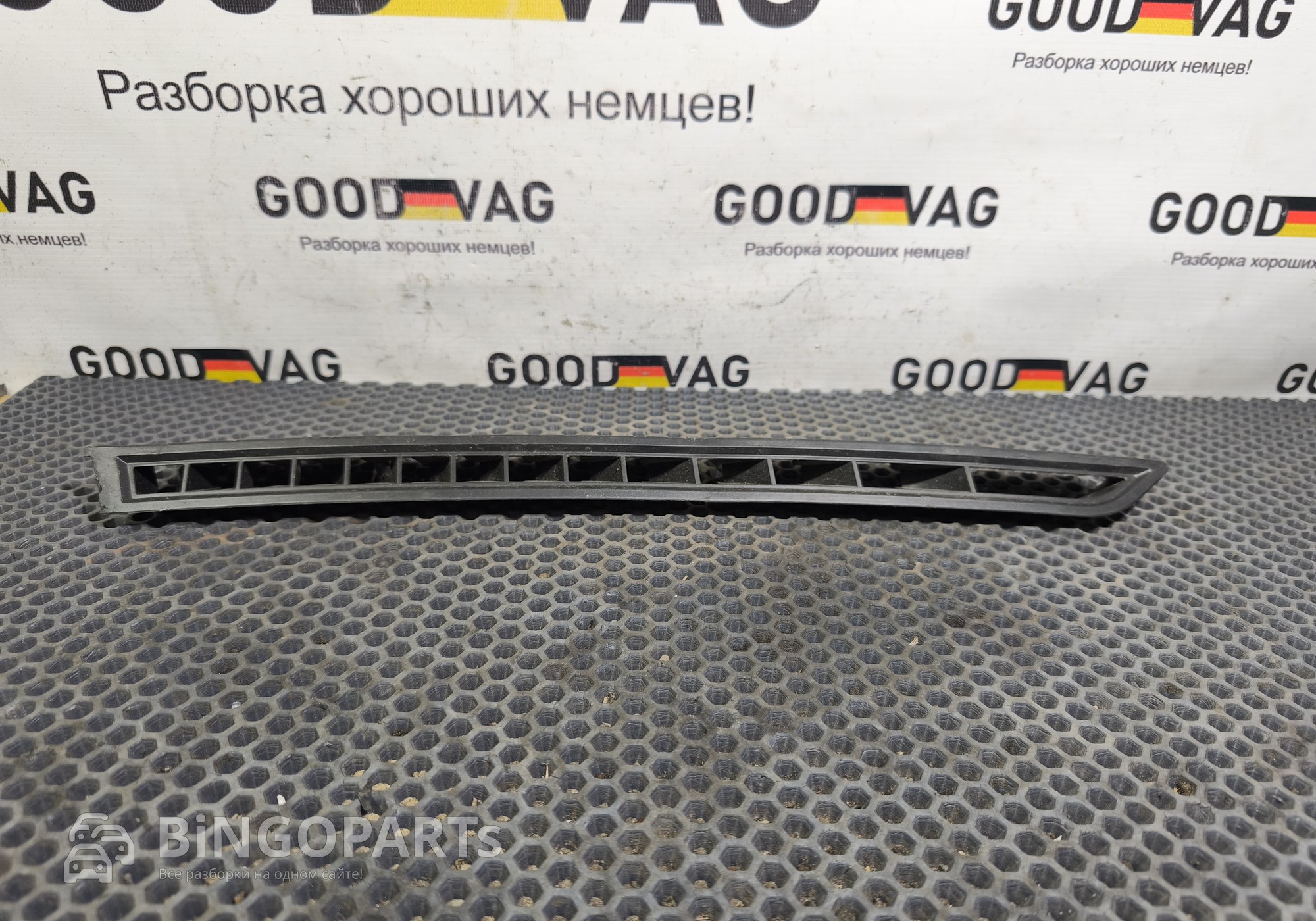 5E0819636 Дефлектор лобового стекла правый для Skoda Octavia III (с 2012)