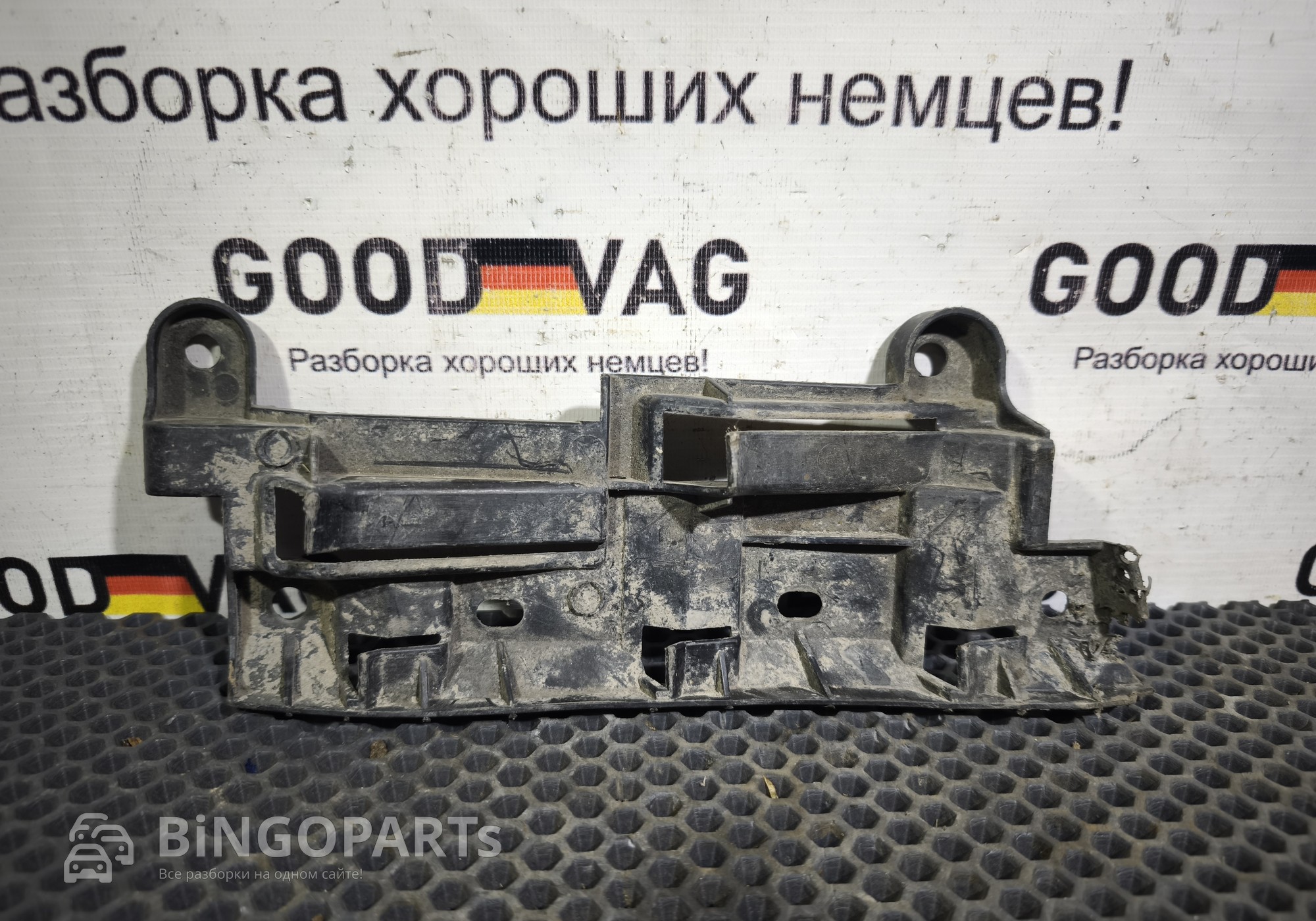 2K0807393 Кронштейн заднего бампера левый для Volkswagen Caddy III (с 2004 по 2015)