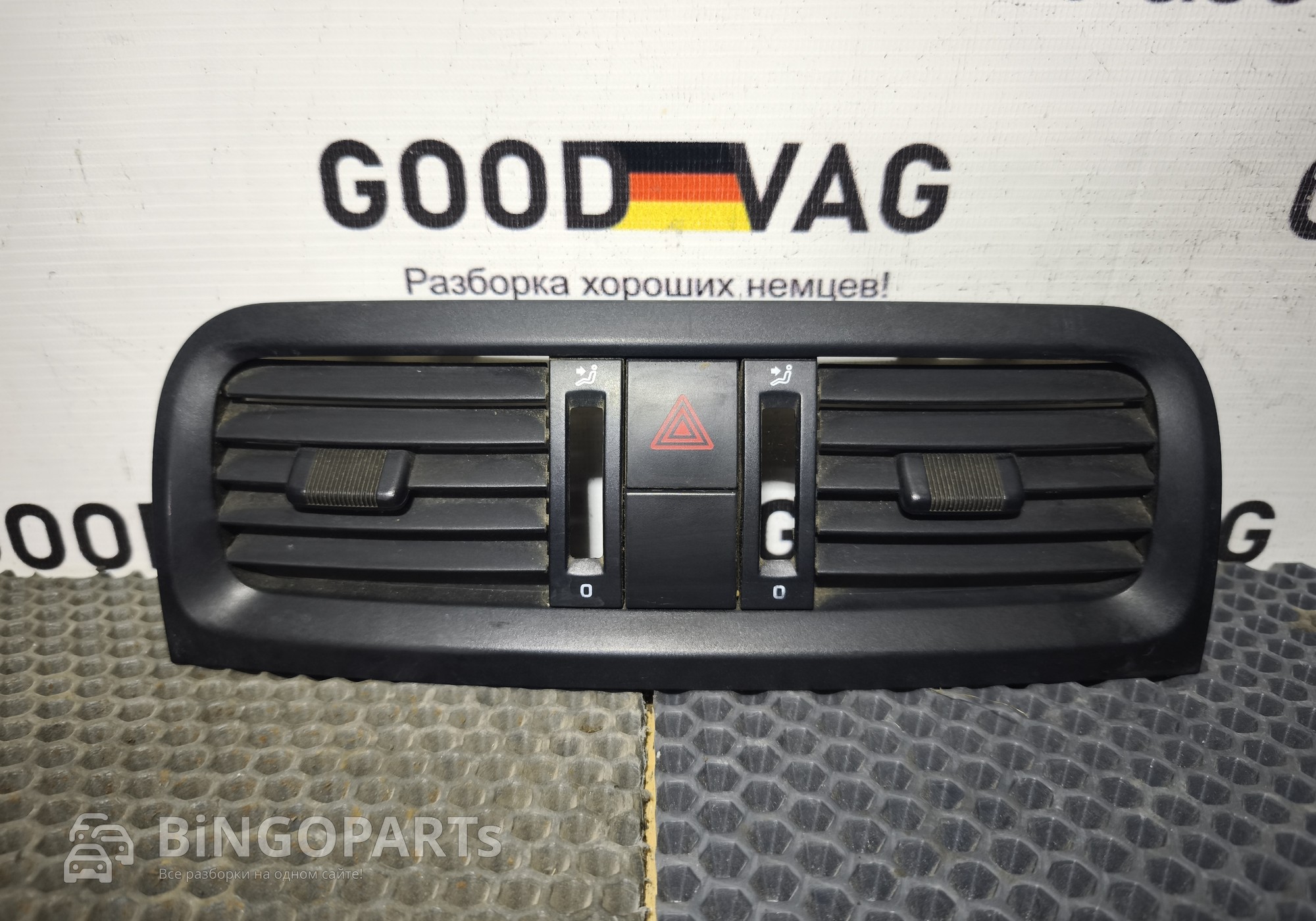 5J0820957 Дефлектор воздушный центральный черный для Skoda Fabia II (с 2006 по 2014)