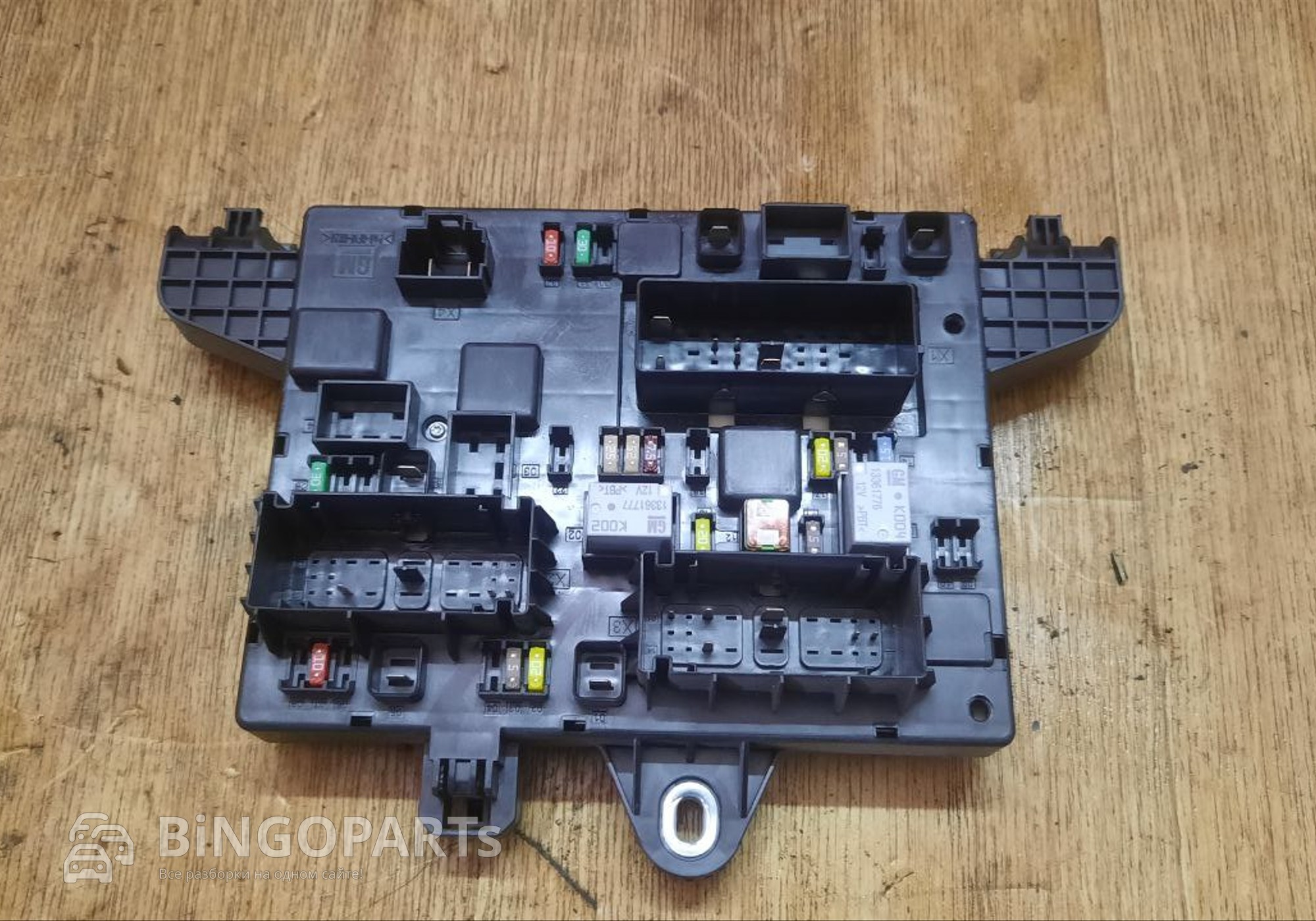 13368652 Блок предохранителей багажника Опель Астра Джей для Opel Astra J (с 2009 по 2017)
