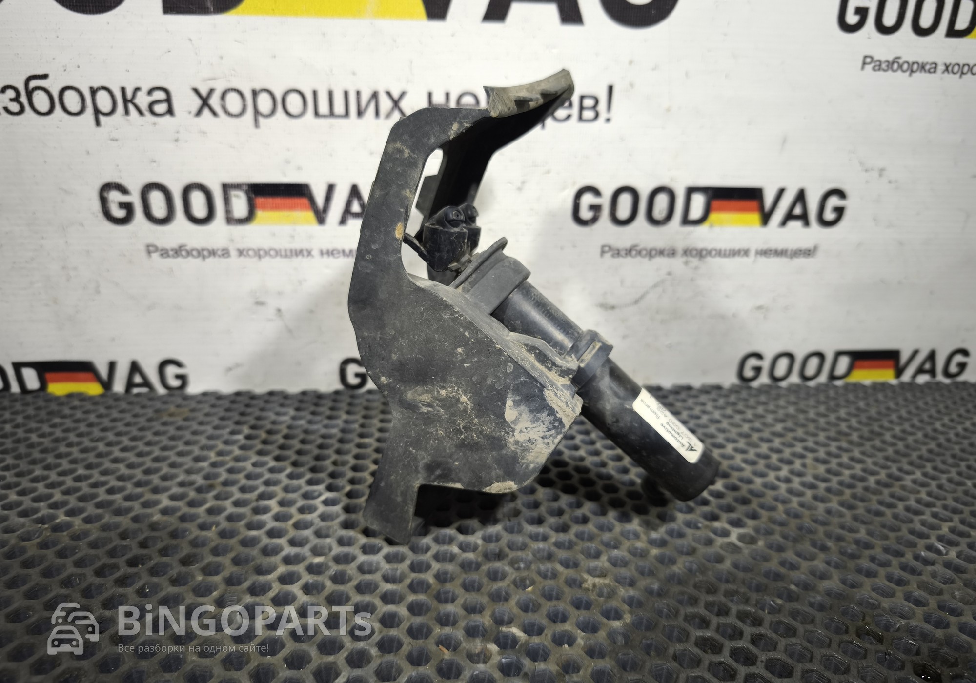 5N0955979 Форсунка омывателя с кронштейном левая для Volkswagen Tiguan I (с 2007 по 2017)