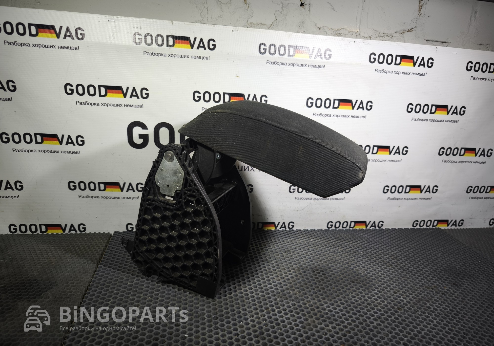 3T0864207D Подлокотник